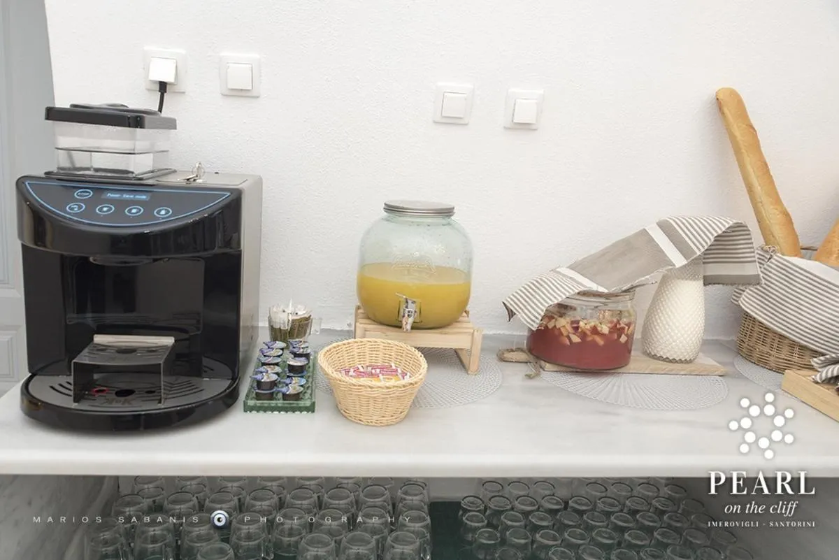 Buffet breakfast in Pearl on the Cliff Hotel & Suites by Pearl Hotel Collection