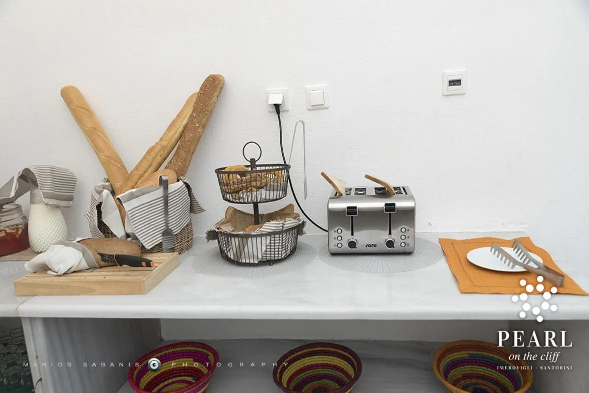 Buffet breakfast in Pearl on the Cliff Hotel & Suites by Pearl Hotel Collection