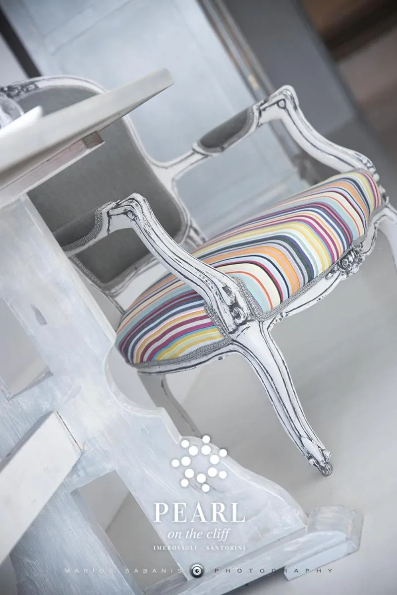 Living room in Pearl on the Cliff Hotel & Suites by Pearl Hotel Collection