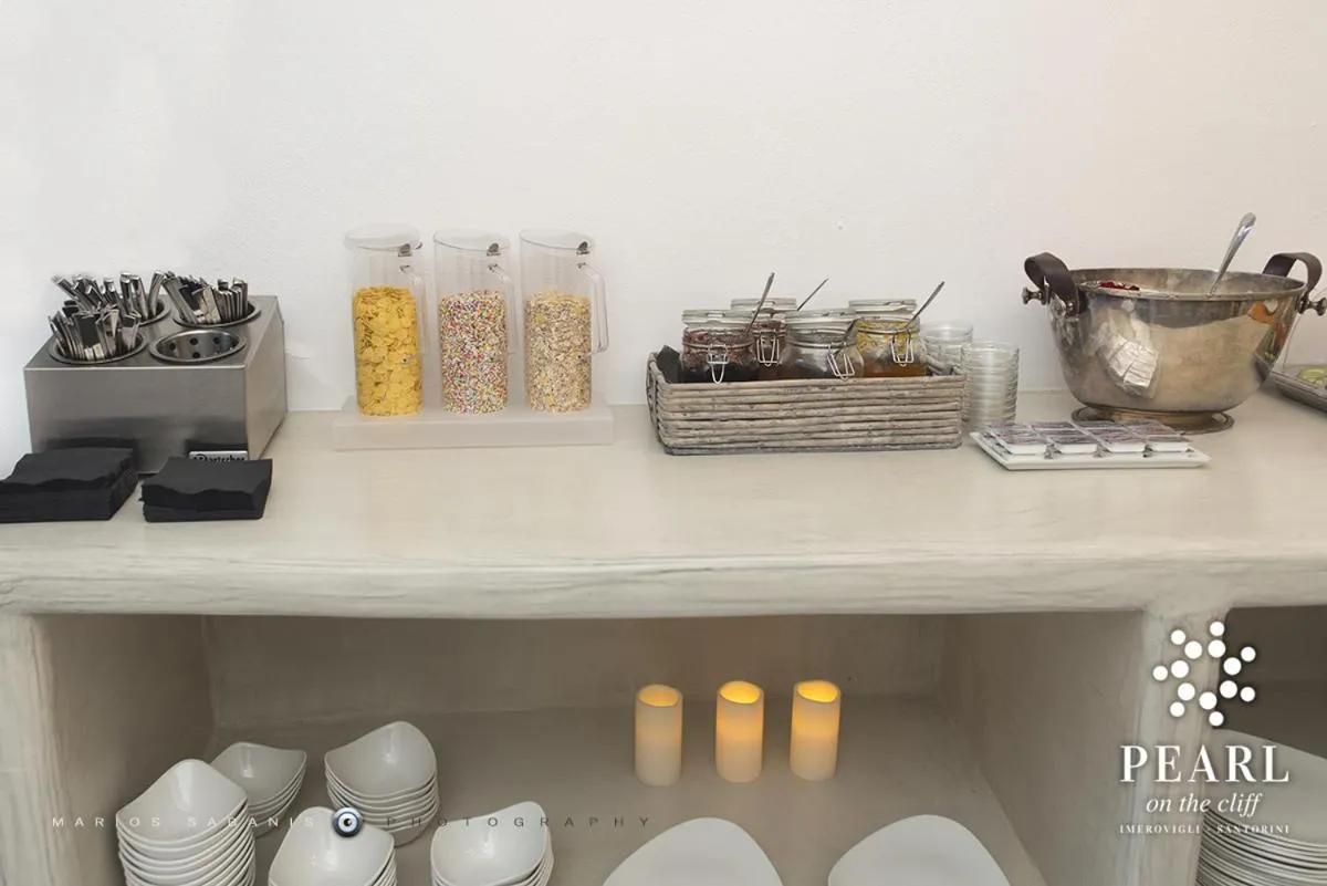 Buffet breakfast in Pearl on the Cliff Hotel & Suites by Pearl Hotel Collection