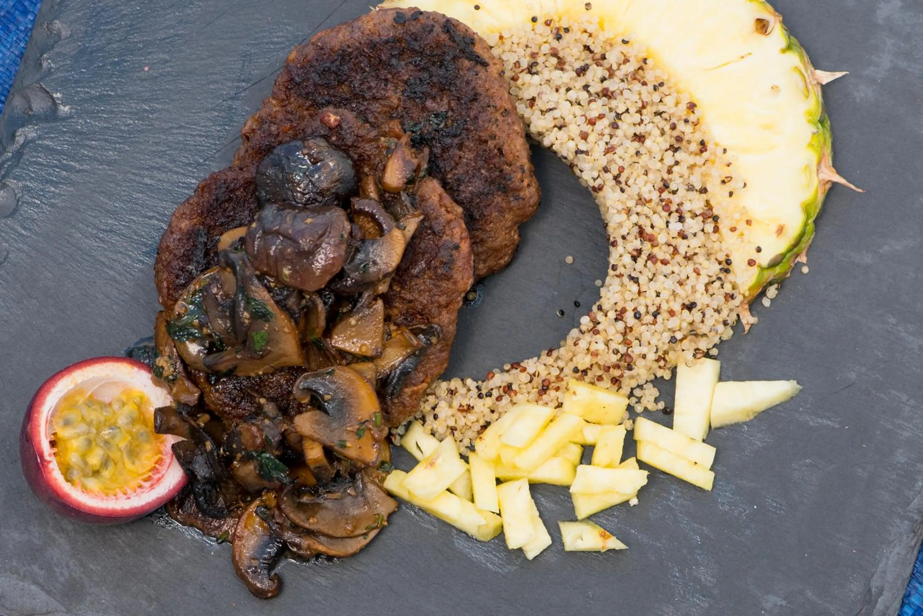 Food and drinks in Pearl on the Cliff Hotel & Suites by Pearl Hotel Collection