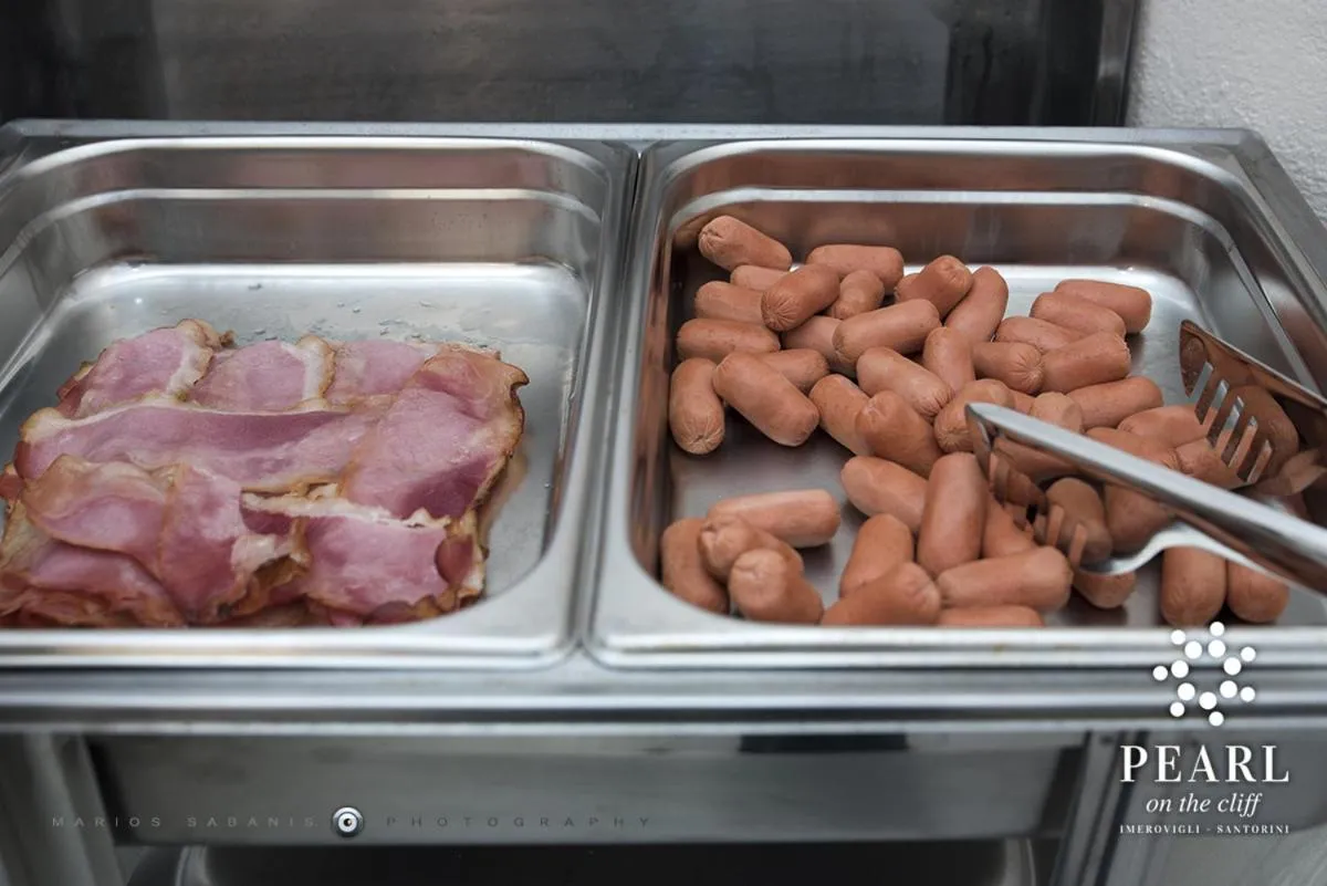 Buffet breakfast in Pearl on the Cliff Hotel & Suites by Pearl Hotel Collection