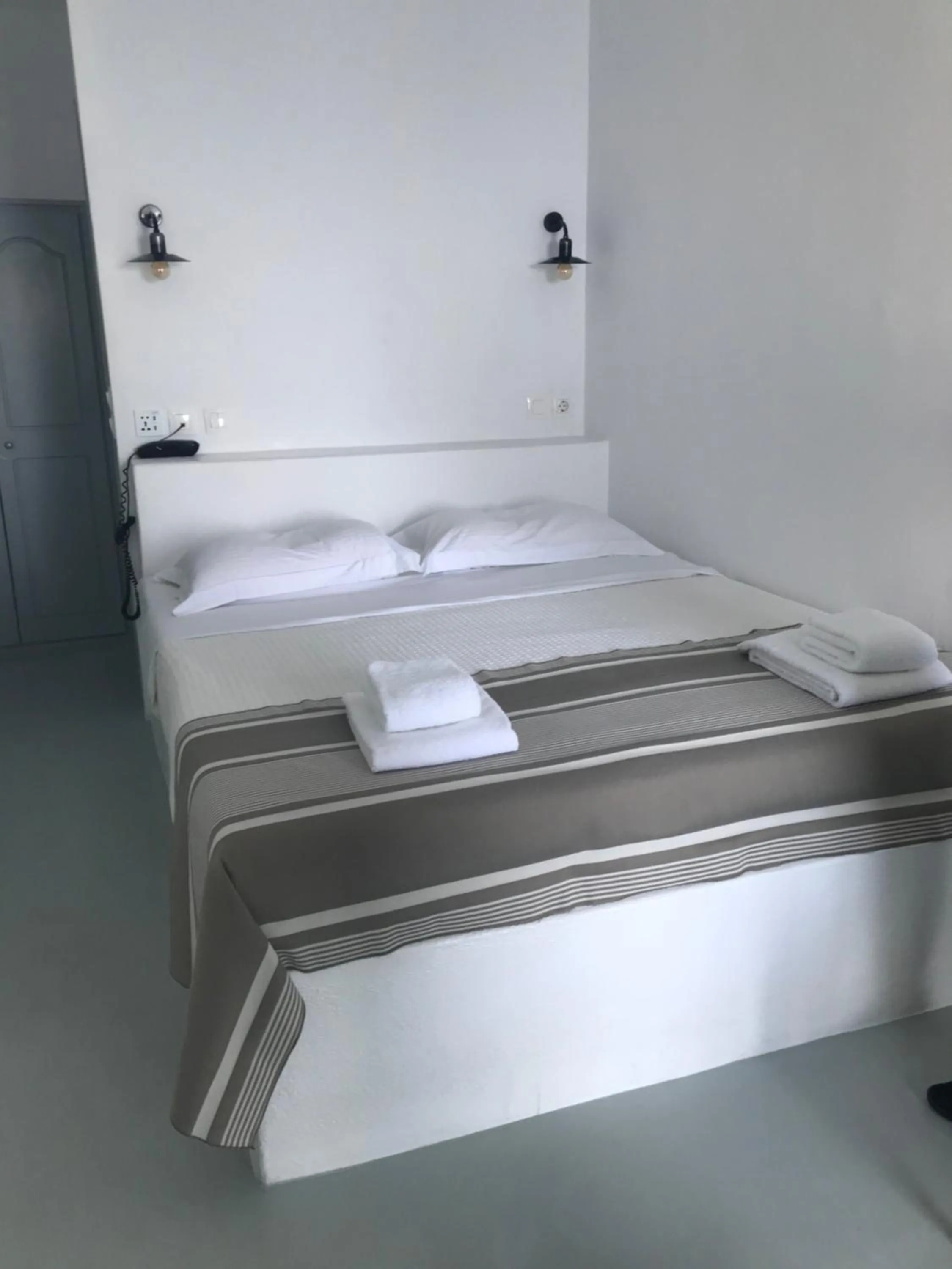 Bed in Pearl on the Cliff Hotel & Suites by Pearl Hotel Collection