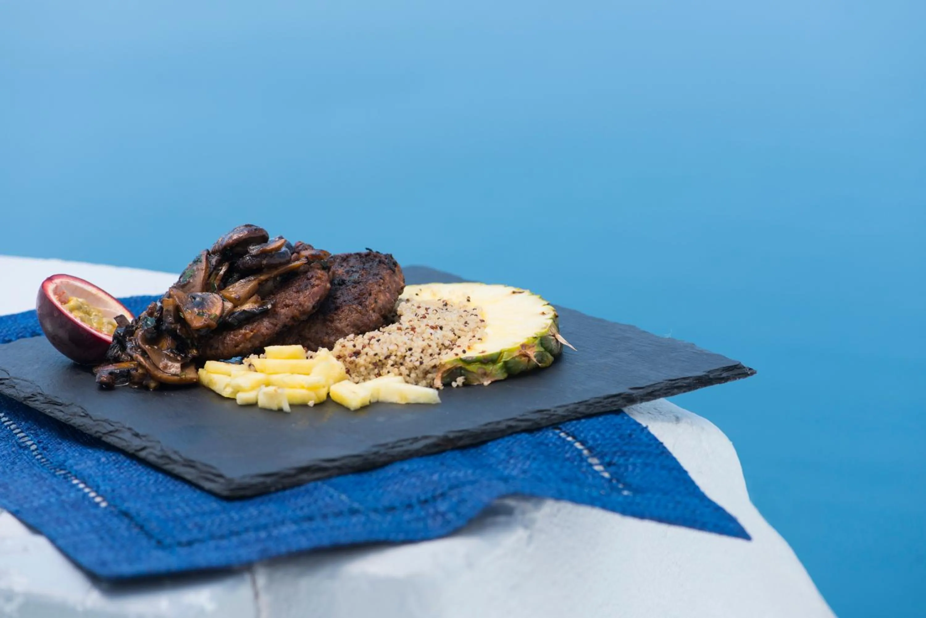 Food and drinks in Pearl on the Cliff Hotel & Suites by Pearl Hotel Collection