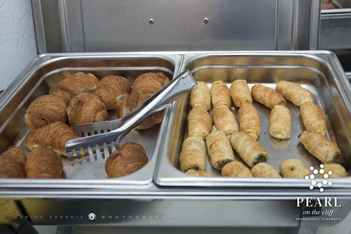 Buffet breakfast in Pearl on the Cliff Hotel & Suites by Pearl Hotel Collection