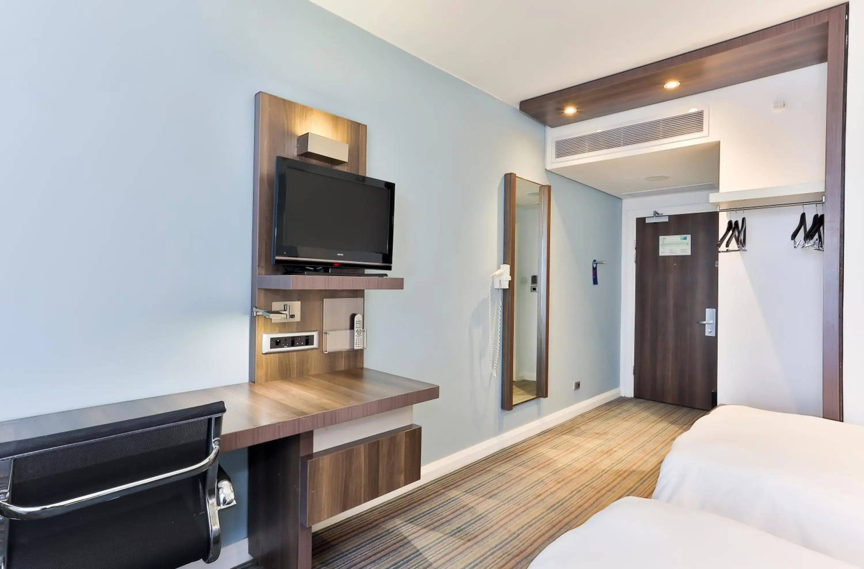 Standard Twin Room - Smoking in Holiday Inn Express Durban - Umhlanga by IHG Standard Twin Room - Smoking in Holiday Inn Express Durban - Umhlanga by IHG