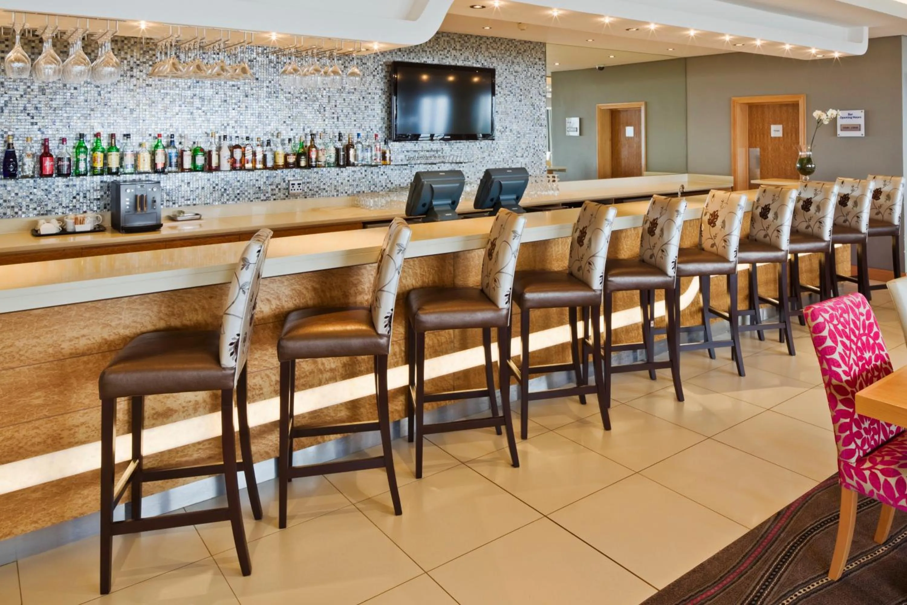 Lounge or bar in Holiday Inn Express Durban - Umhlanga by IHG