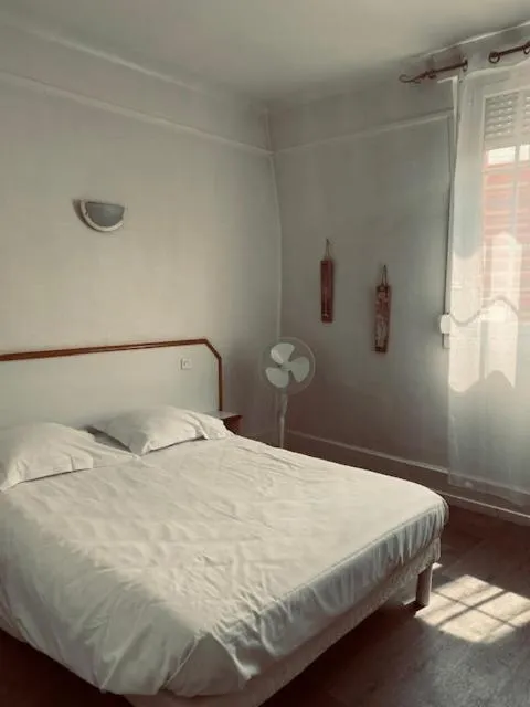 Bed in Hôtel De Normandie