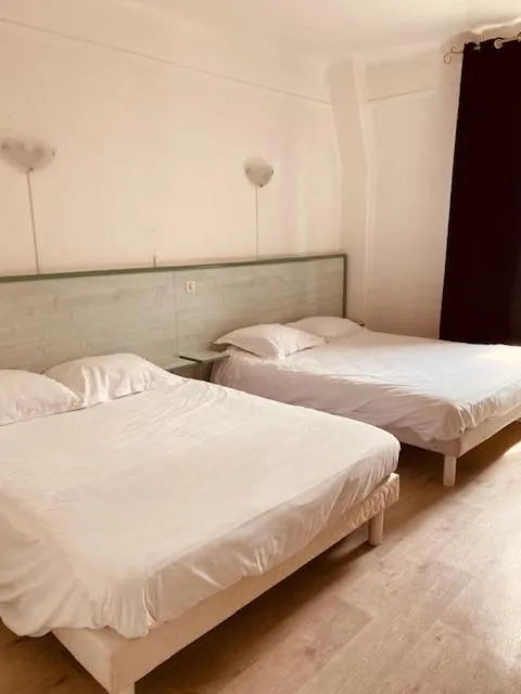 Bed in Hôtel De Normandie