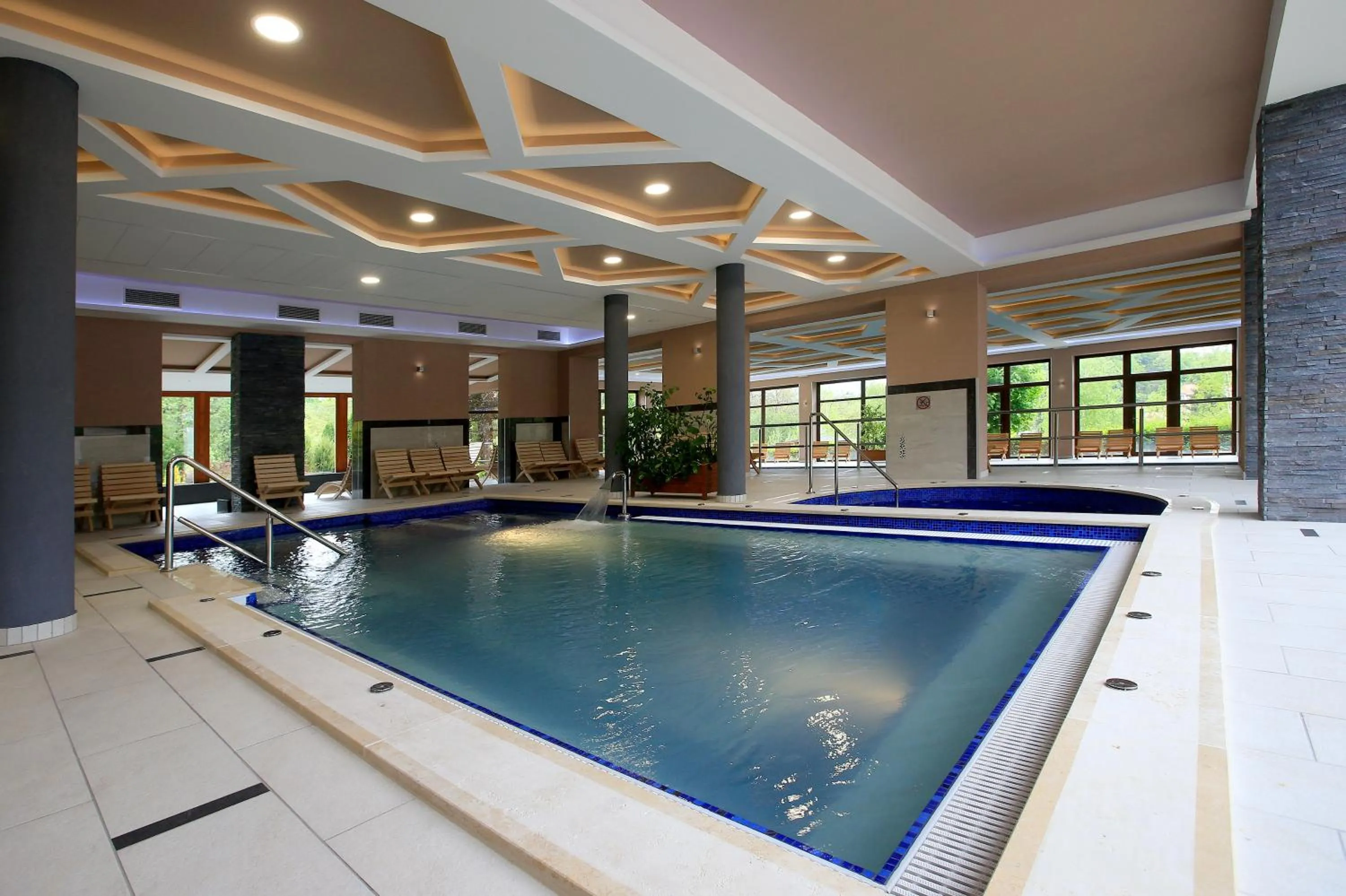 Swimming pool in Hotel Villa Völgy Wellness & Konferencia