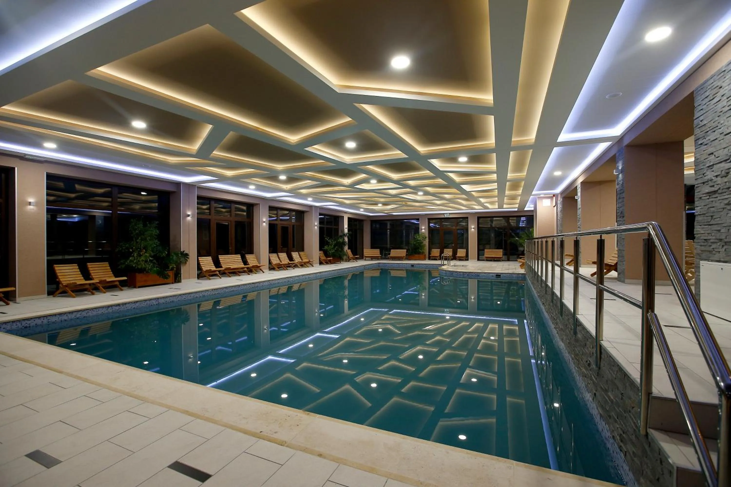 Swimming pool in Hotel Villa Völgy Wellness & Konferencia