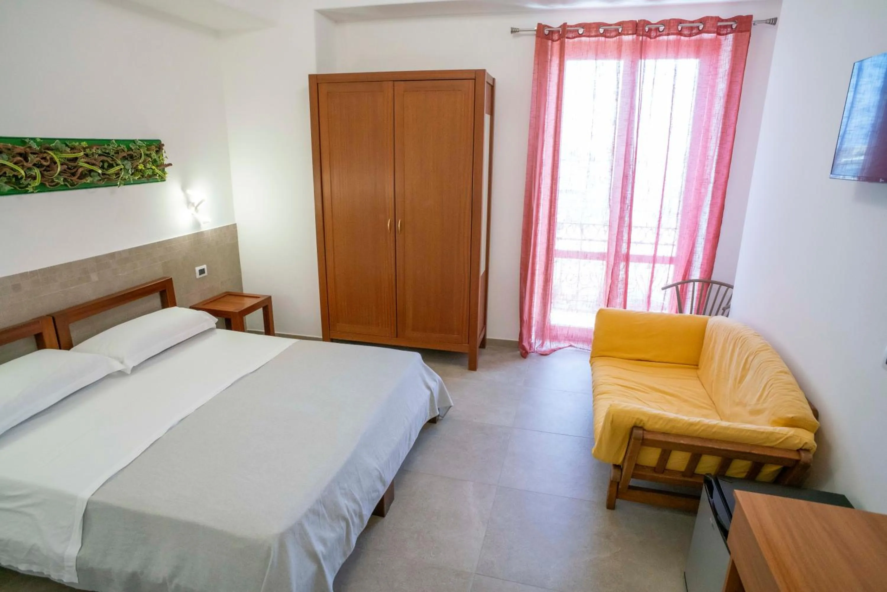 Bedroom, Bed in Petit Hotel