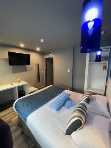 Bed in Hôtel Logis Restaurant La Fontaine