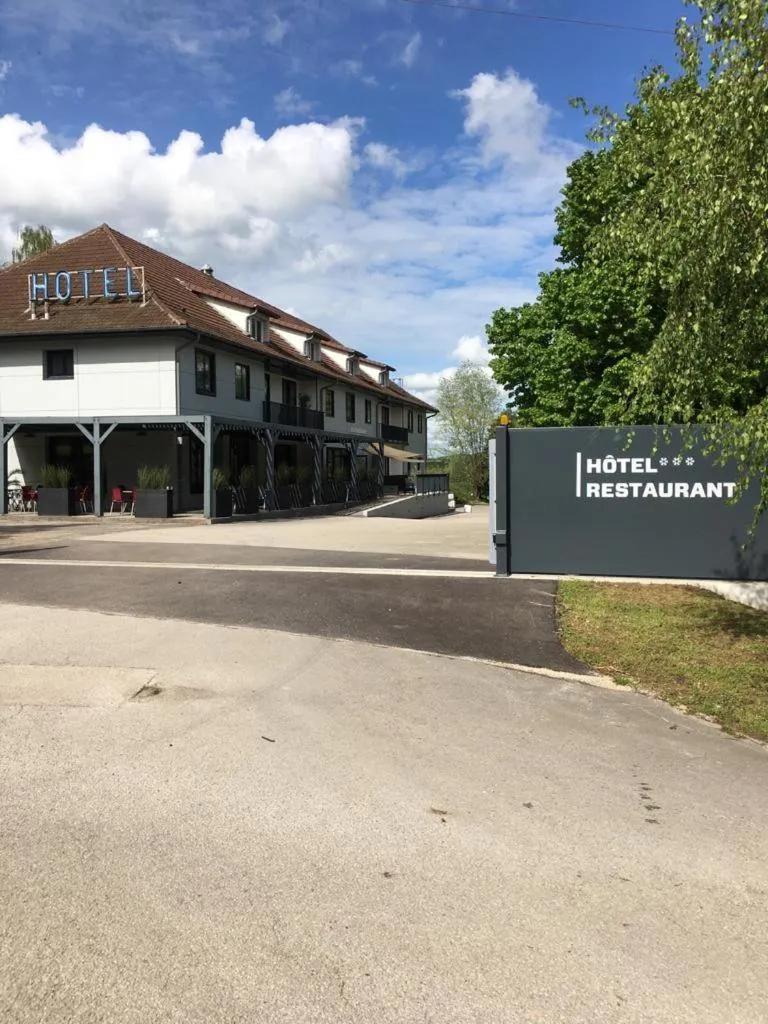 Property building in Hôtel Logis Restaurant La Fontaine
