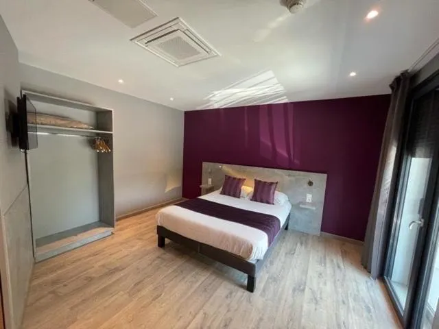 Bed in Hôtel Logis Restaurant La Fontaine