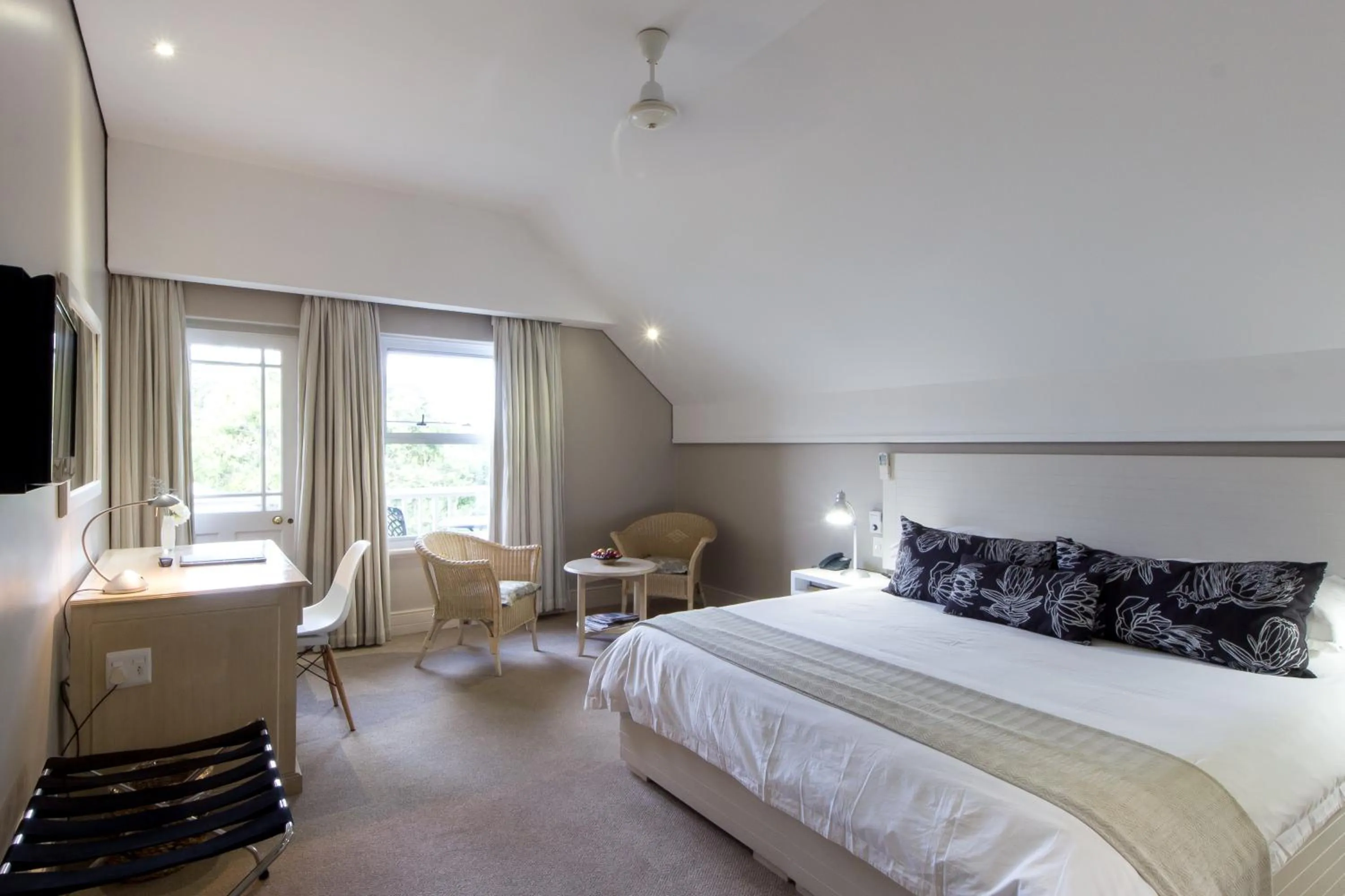 Bed in Quarry Lake Inn