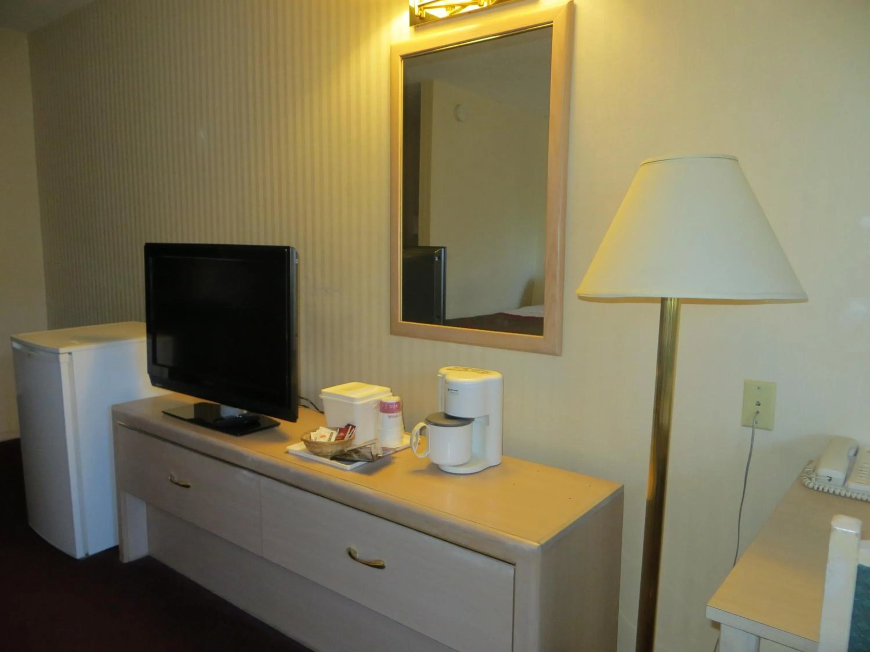 TV and multimedia, TV/Entertainment Center in Ramada Limited Calgary