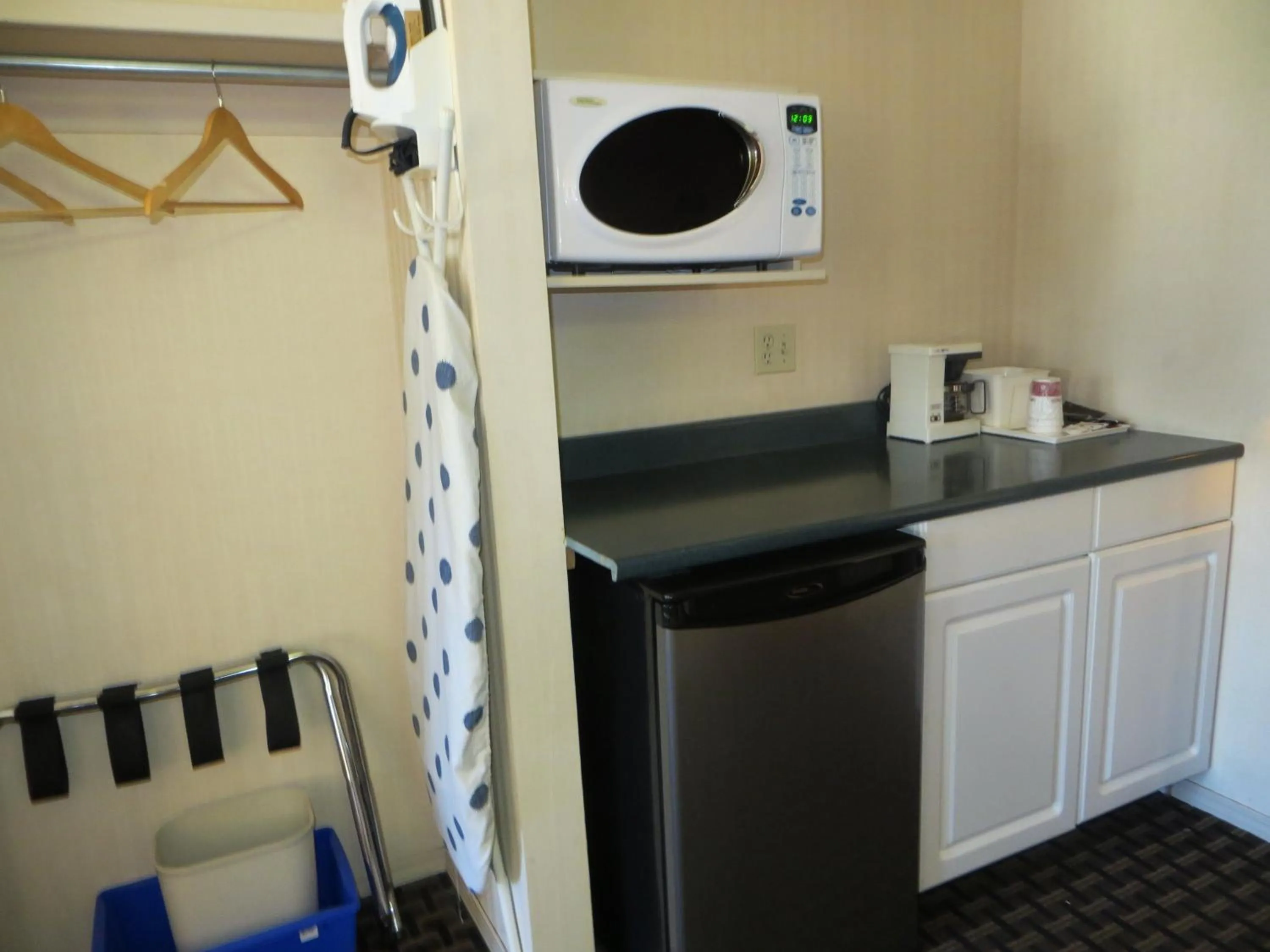 Coffee/tea facilities, Kitchen/Kitchenette in Ramada Limited Calgary