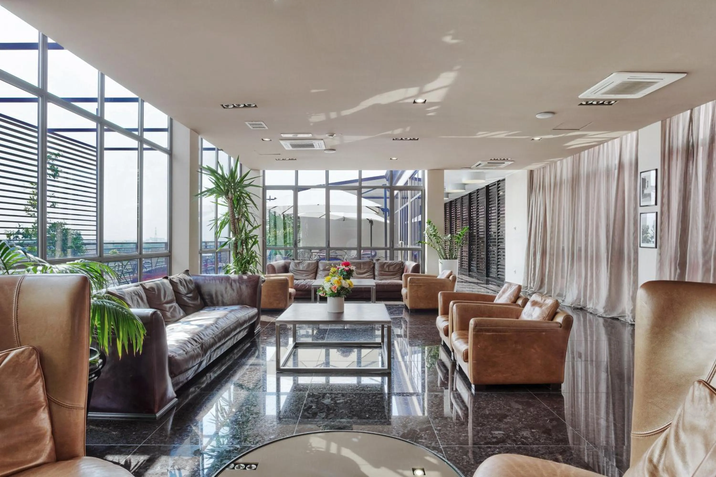 Communal lounge/ TV room in Italiana Hotels Milan Rho Fair