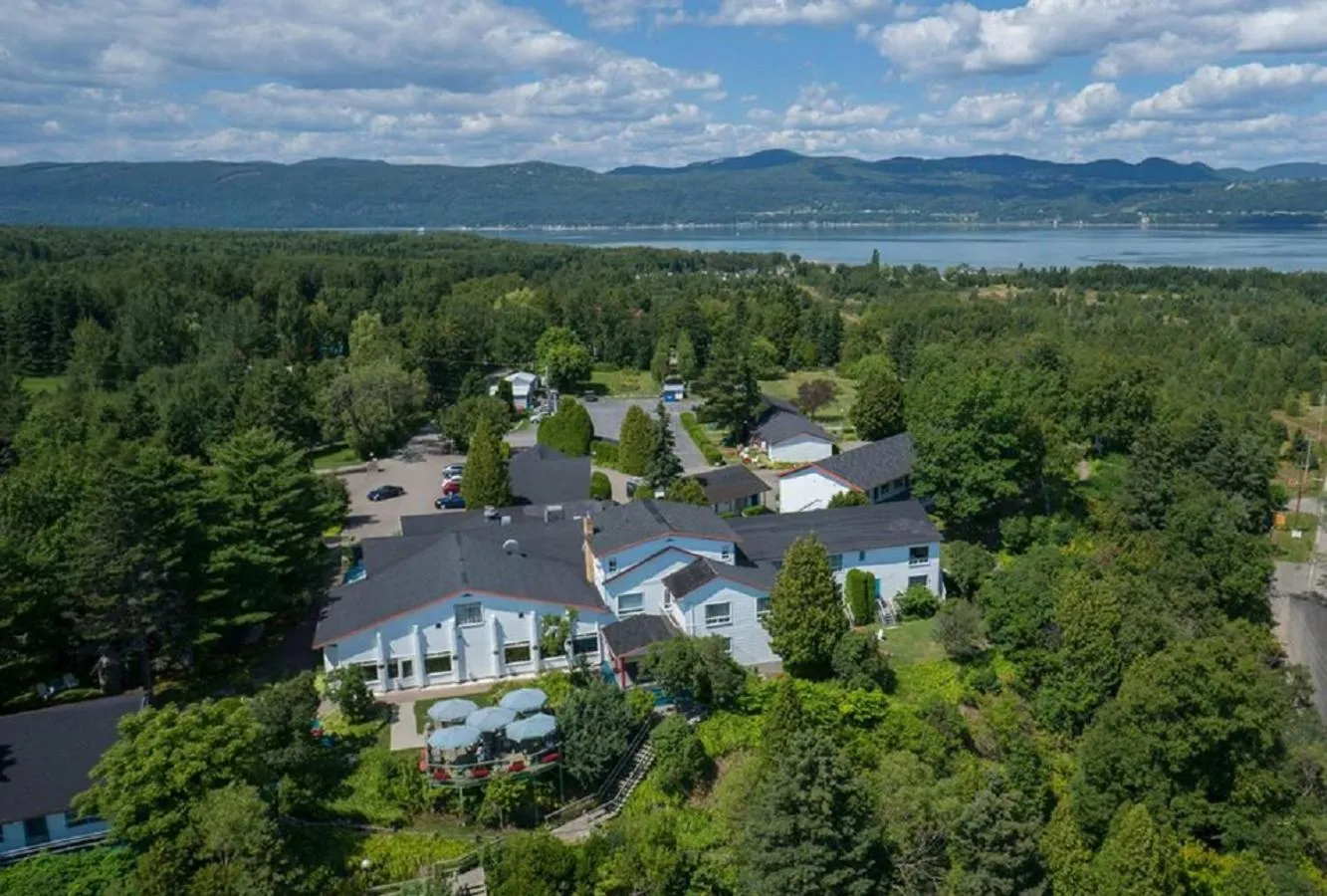 Property building in Hotel La Roche Pleureuse