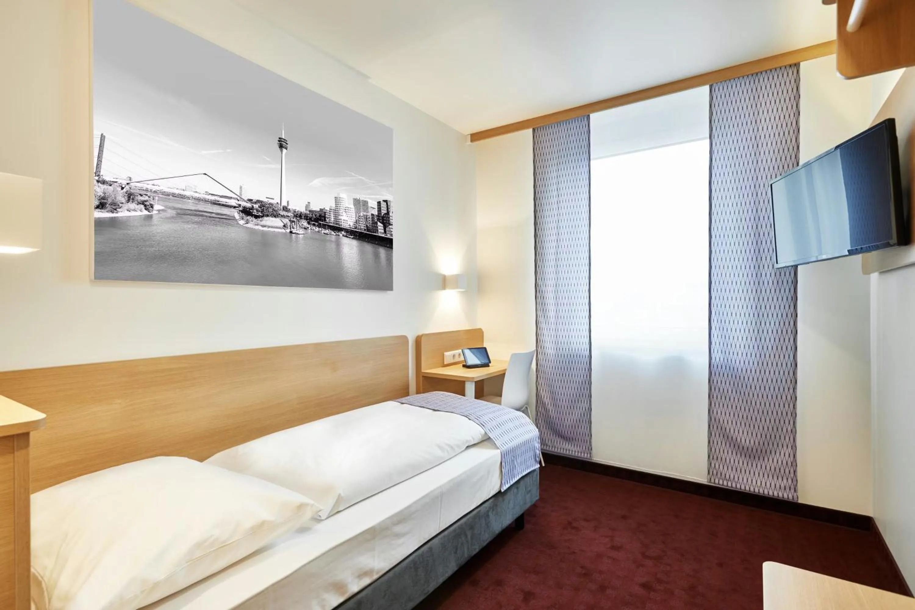 Photo of the whole room, Bed in McDreams Hotel Düsseldorf-City
