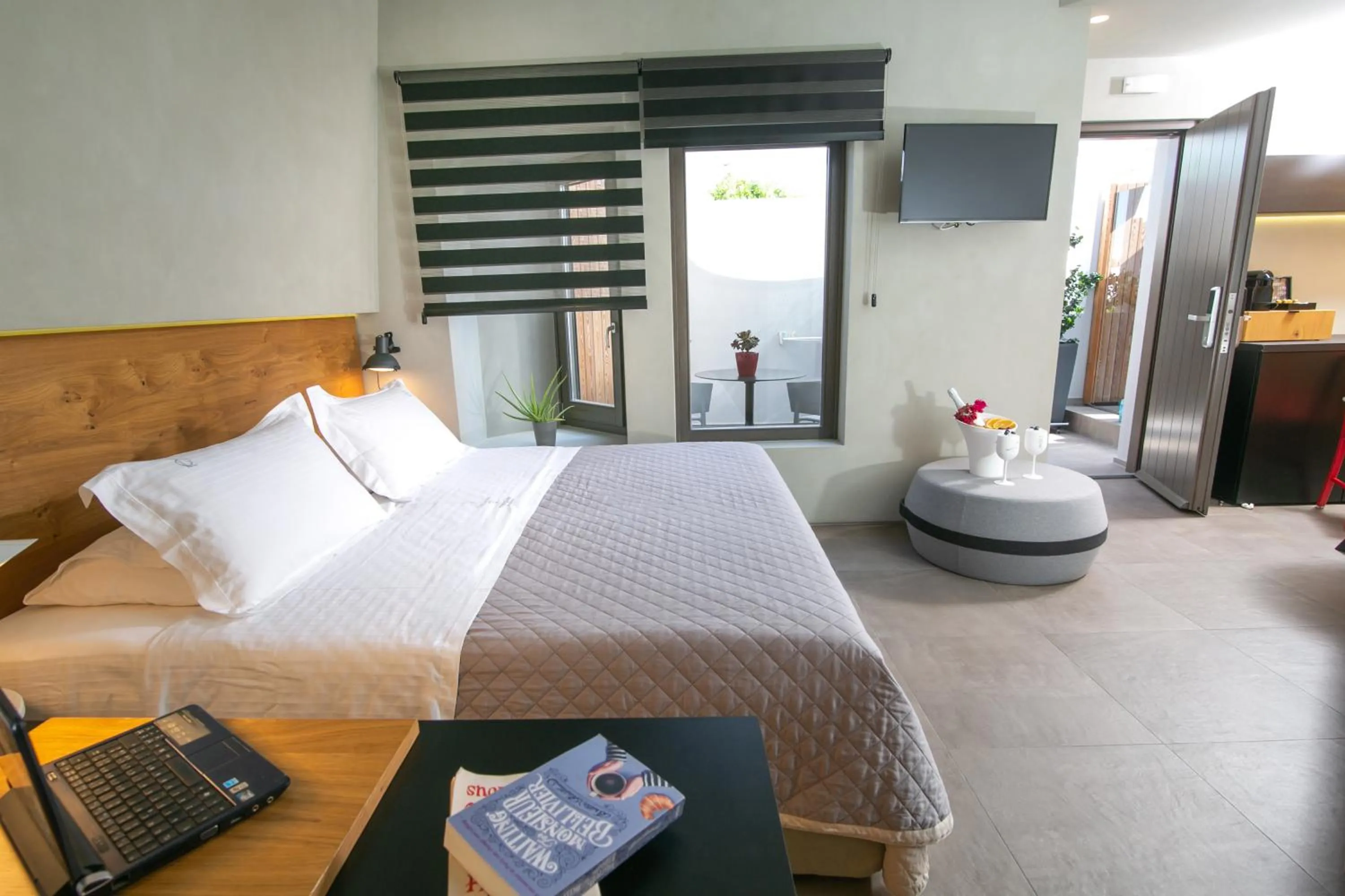 TV and multimedia, Bed in Marquise Suites - Adults Only