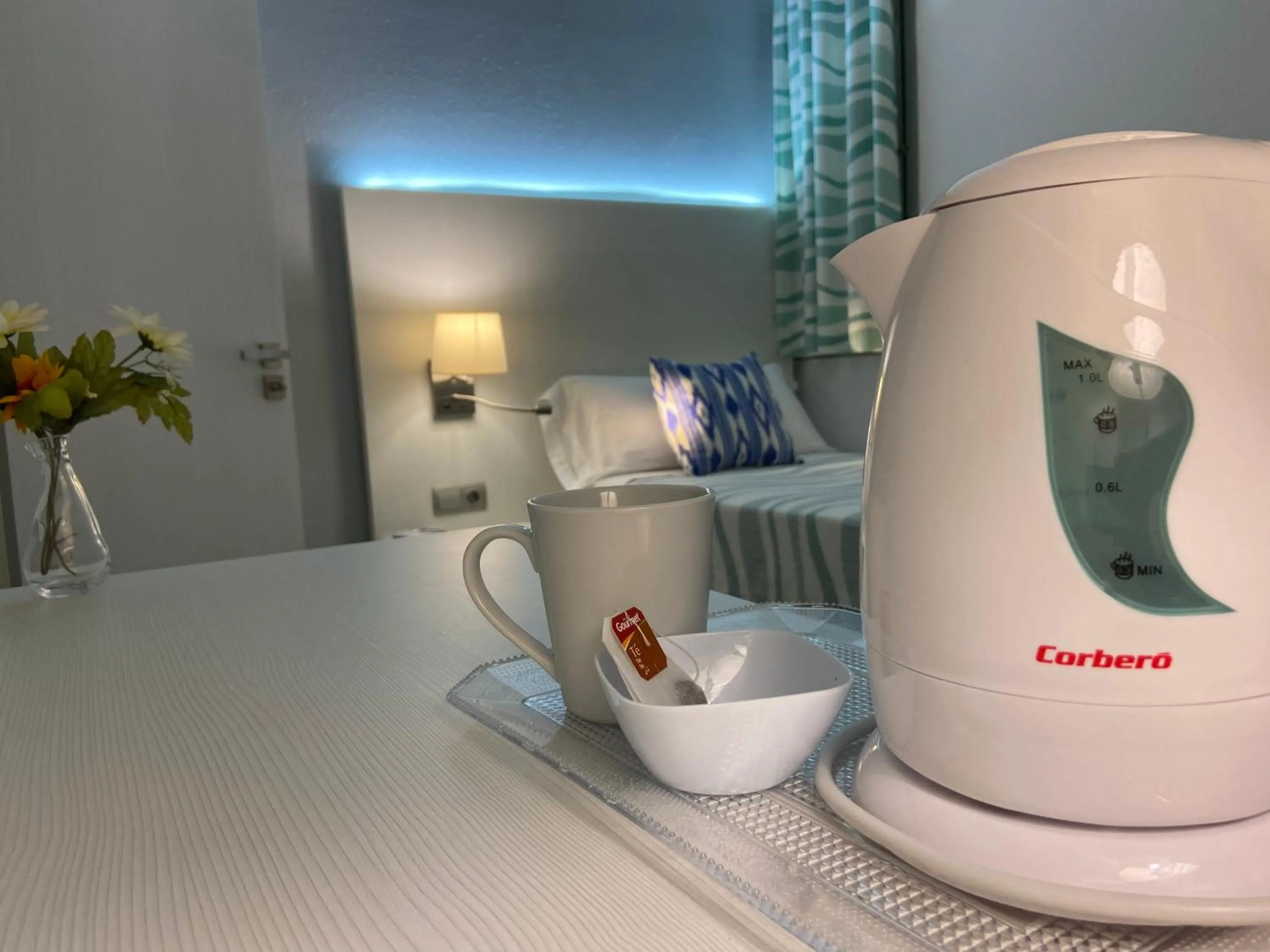 Coffee/tea facilities in Hostal Pitiusa