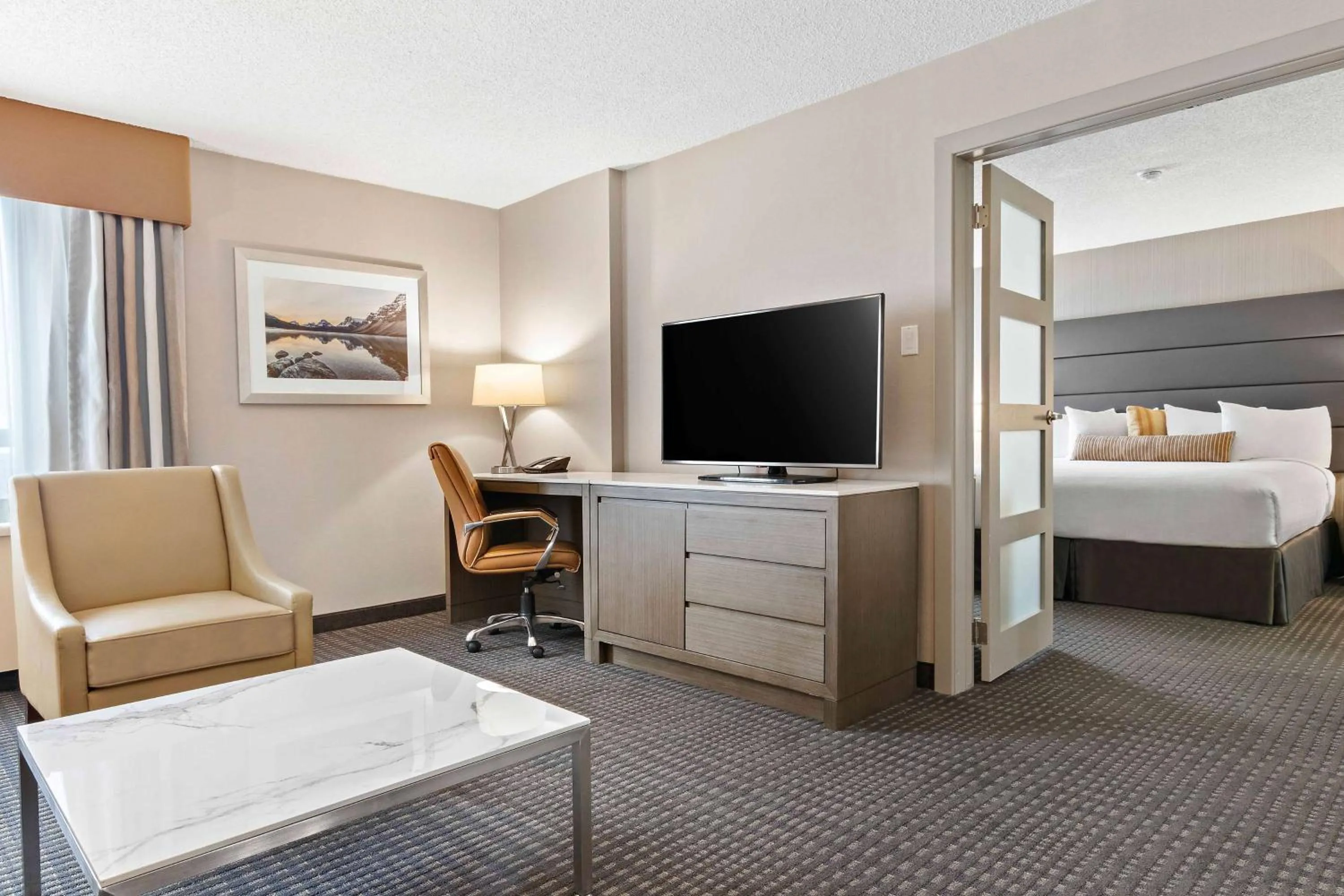Photo of the whole room, Bed in Best Western Premier Calgary Plaza Hotel & Conference Centre
