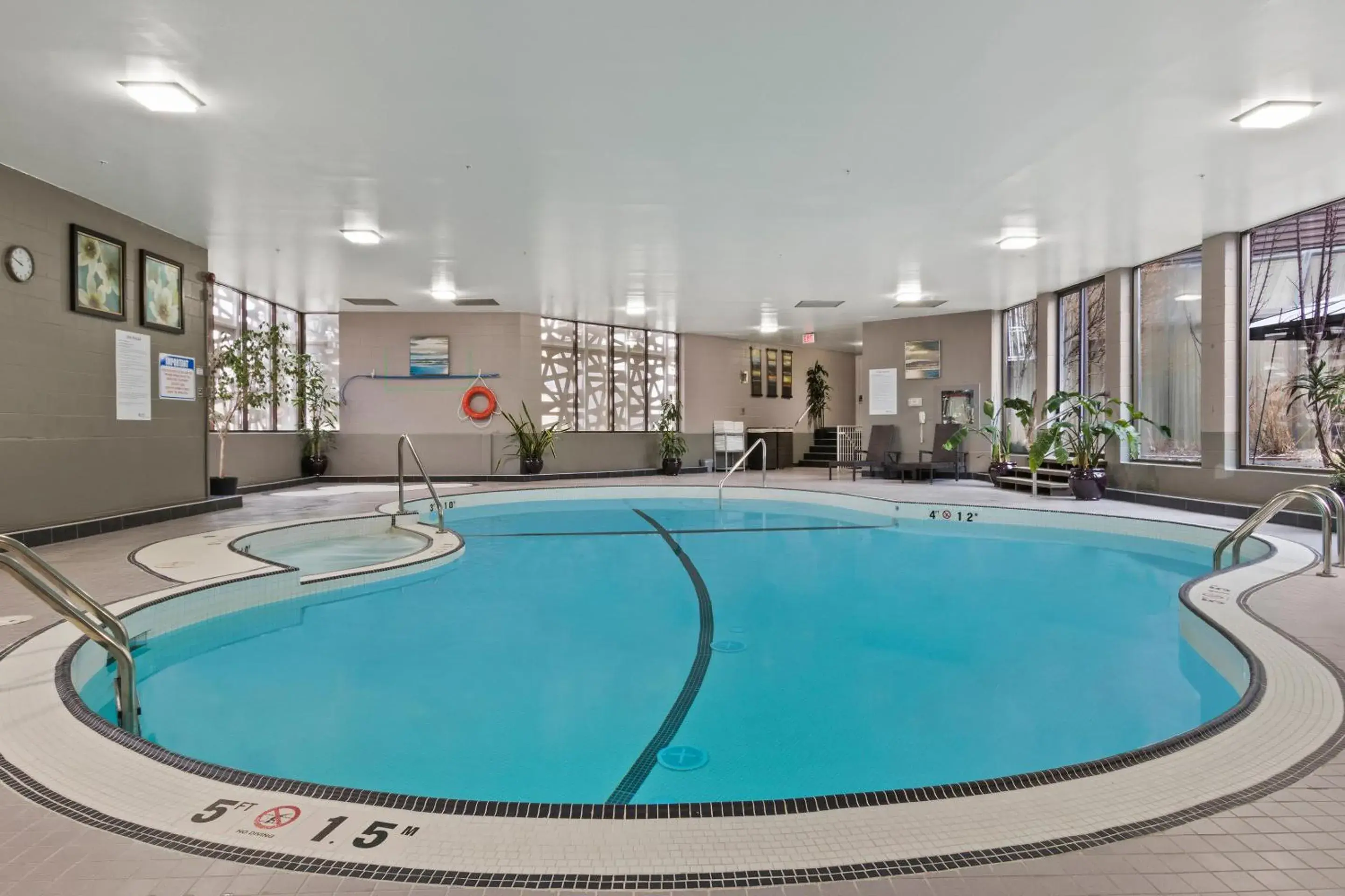 Swimming pool in Best Western Premier Calgary Plaza Hotel & Conference Centre Swimming pool in Best Western Premier Calgary Plaza Hotel & Conference Centre