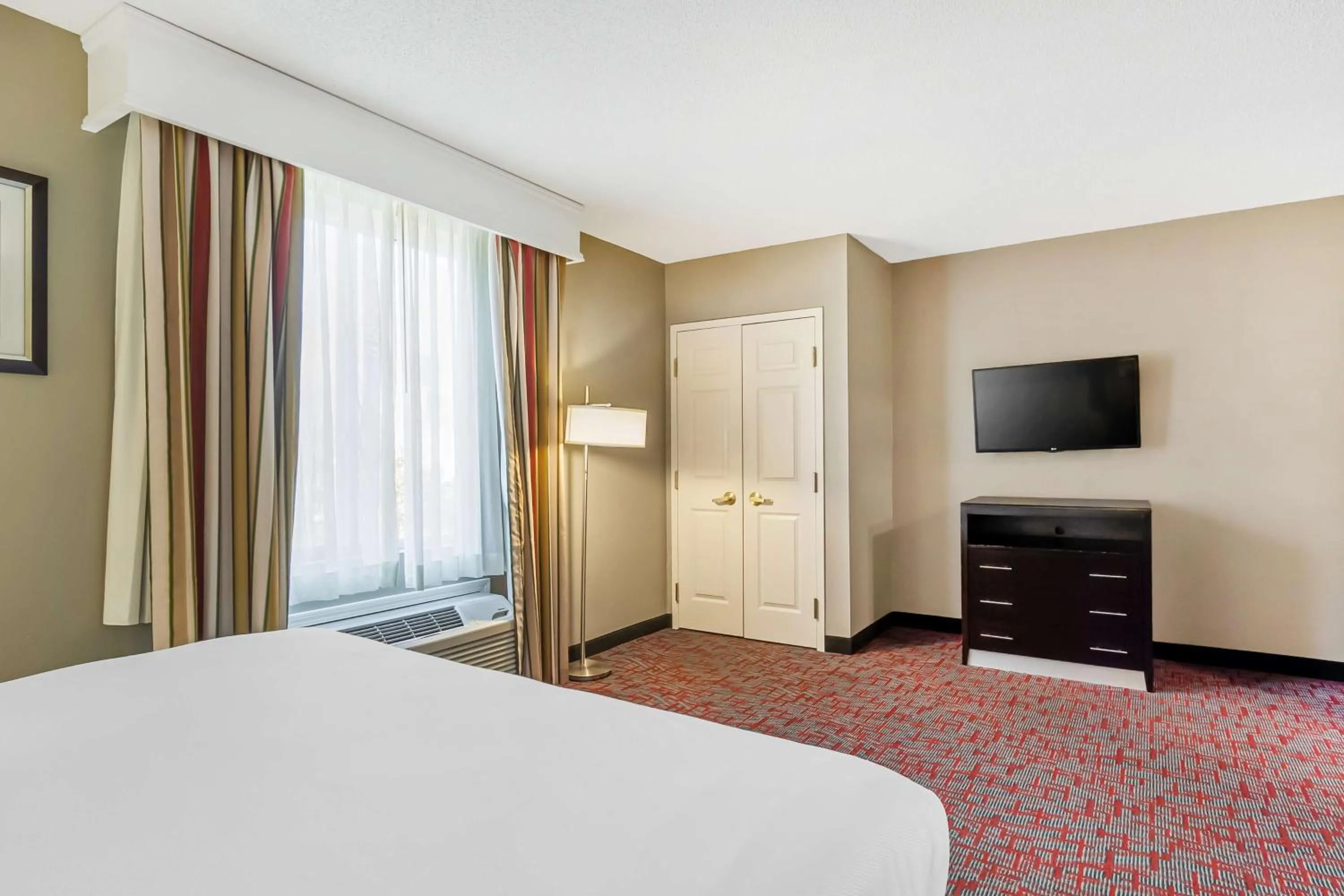 Bedroom in Best Western Airport Inn & Suites