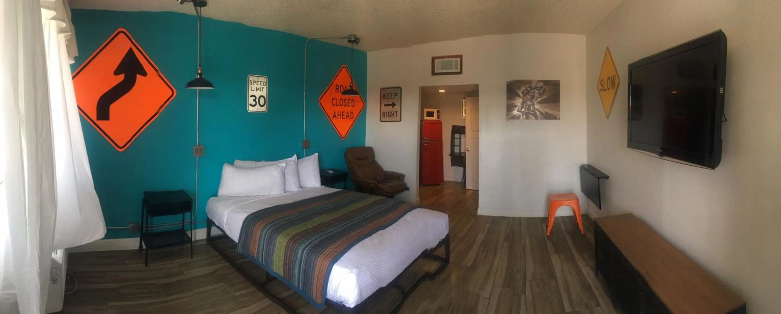 Restaurant/places to eat, Bed in Desert Hills Motel