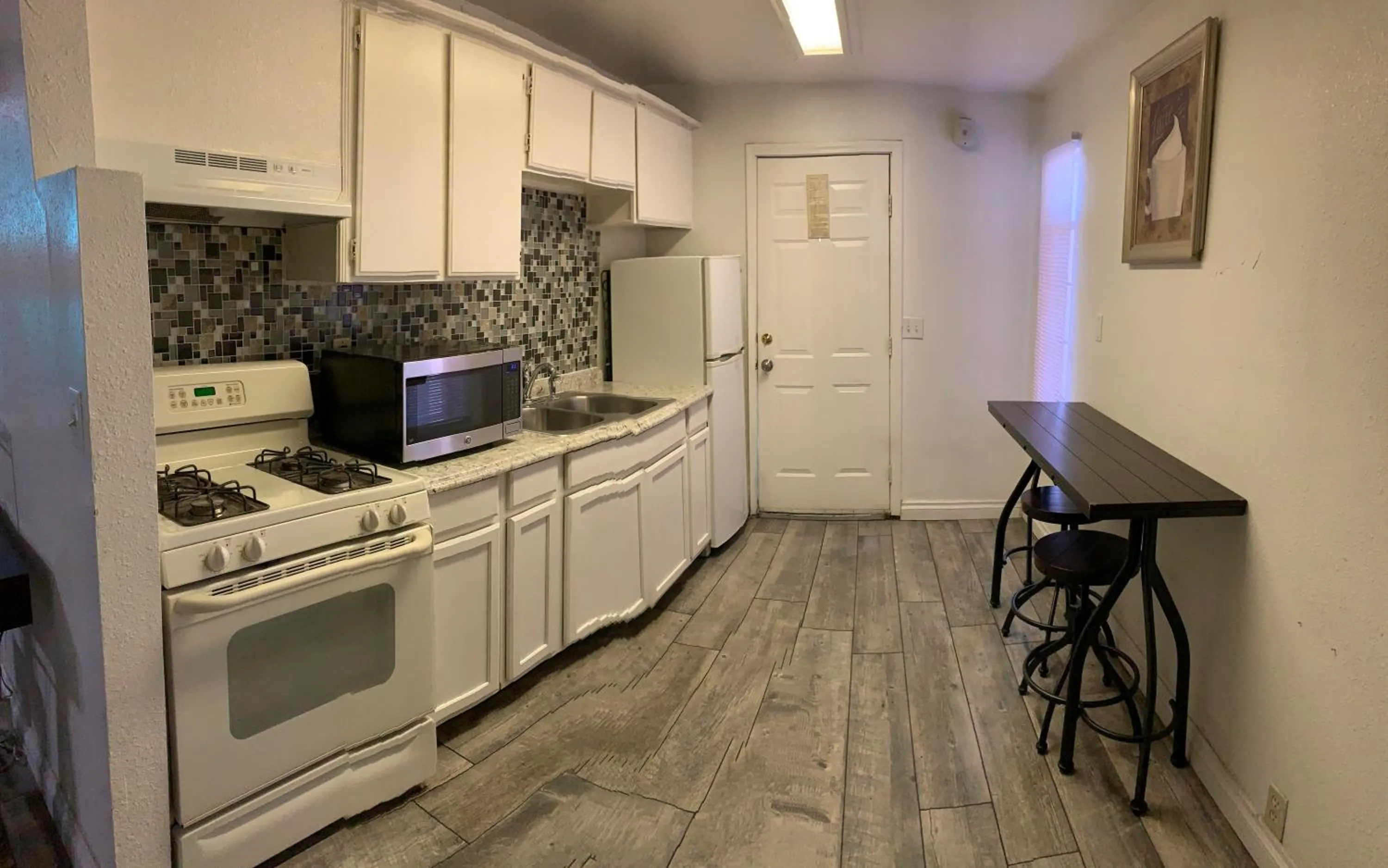 Kitchen or kitchenette in Desert Hills Motel