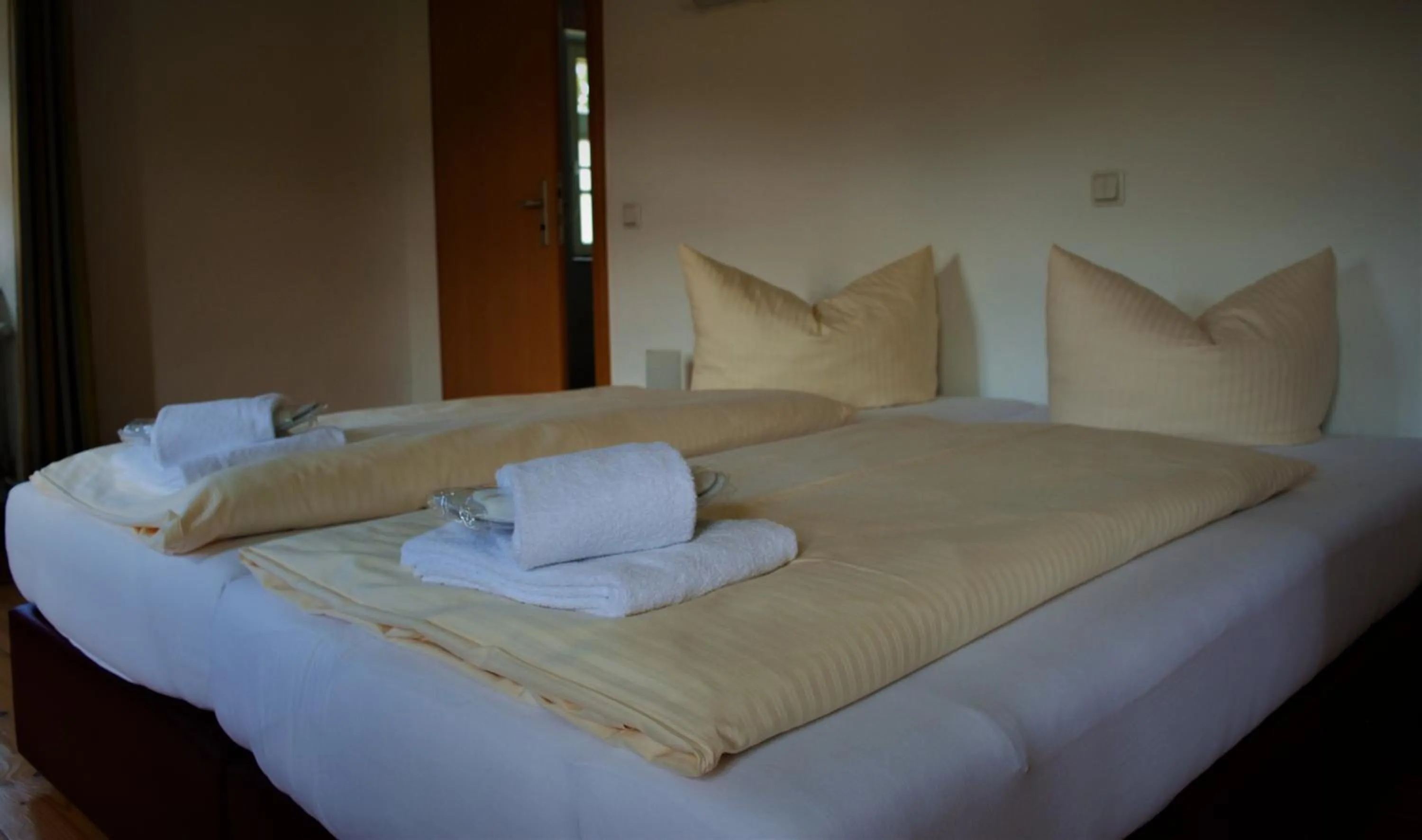 Bed in Hotel Gasthaus Weisser Mönch