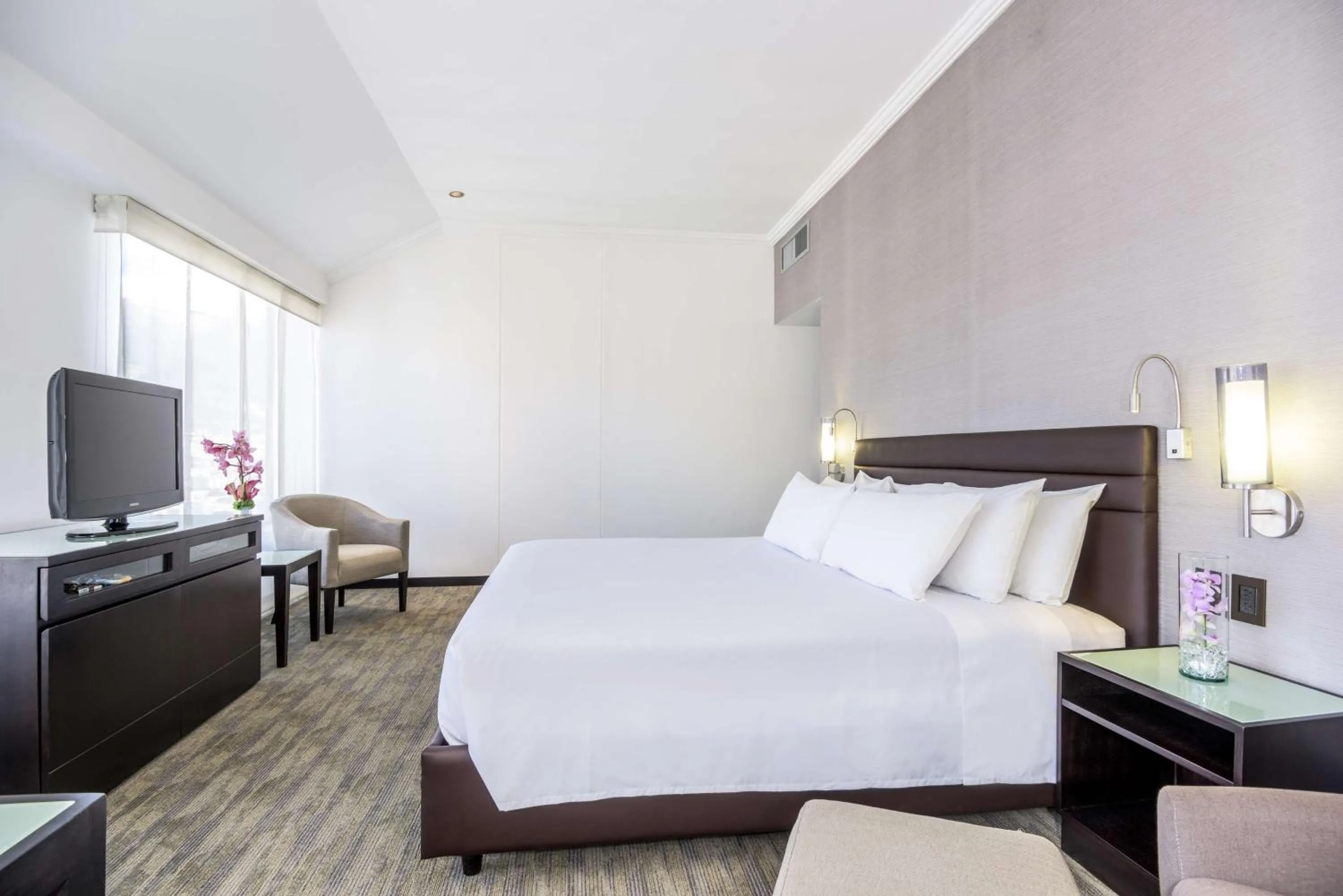 Photo of the whole room, Bed in NH Collection Quito Royal