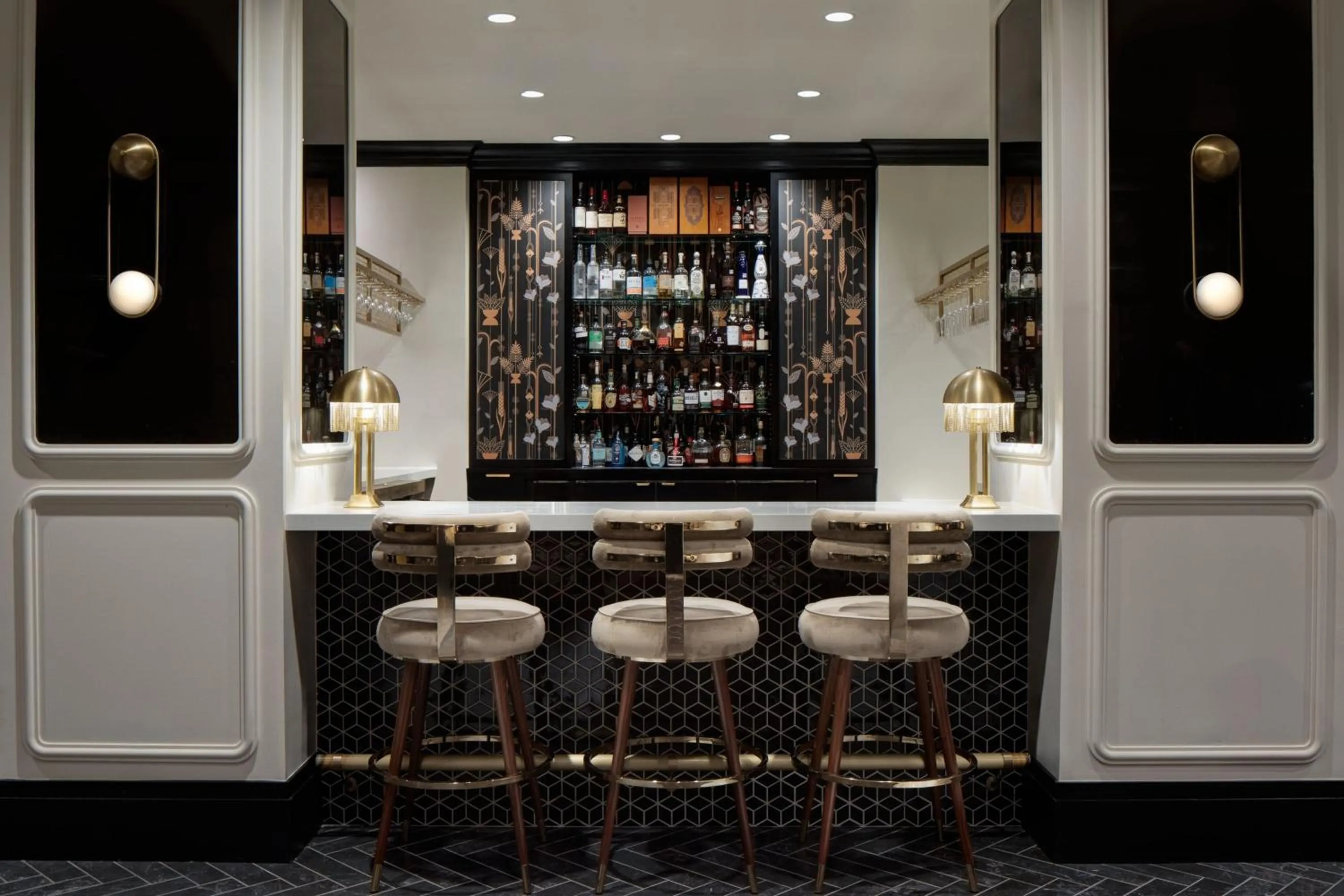 Lounge or bar in The LaSalle Hotel, Bryan College Station, a Tribute Portfolio Hotel