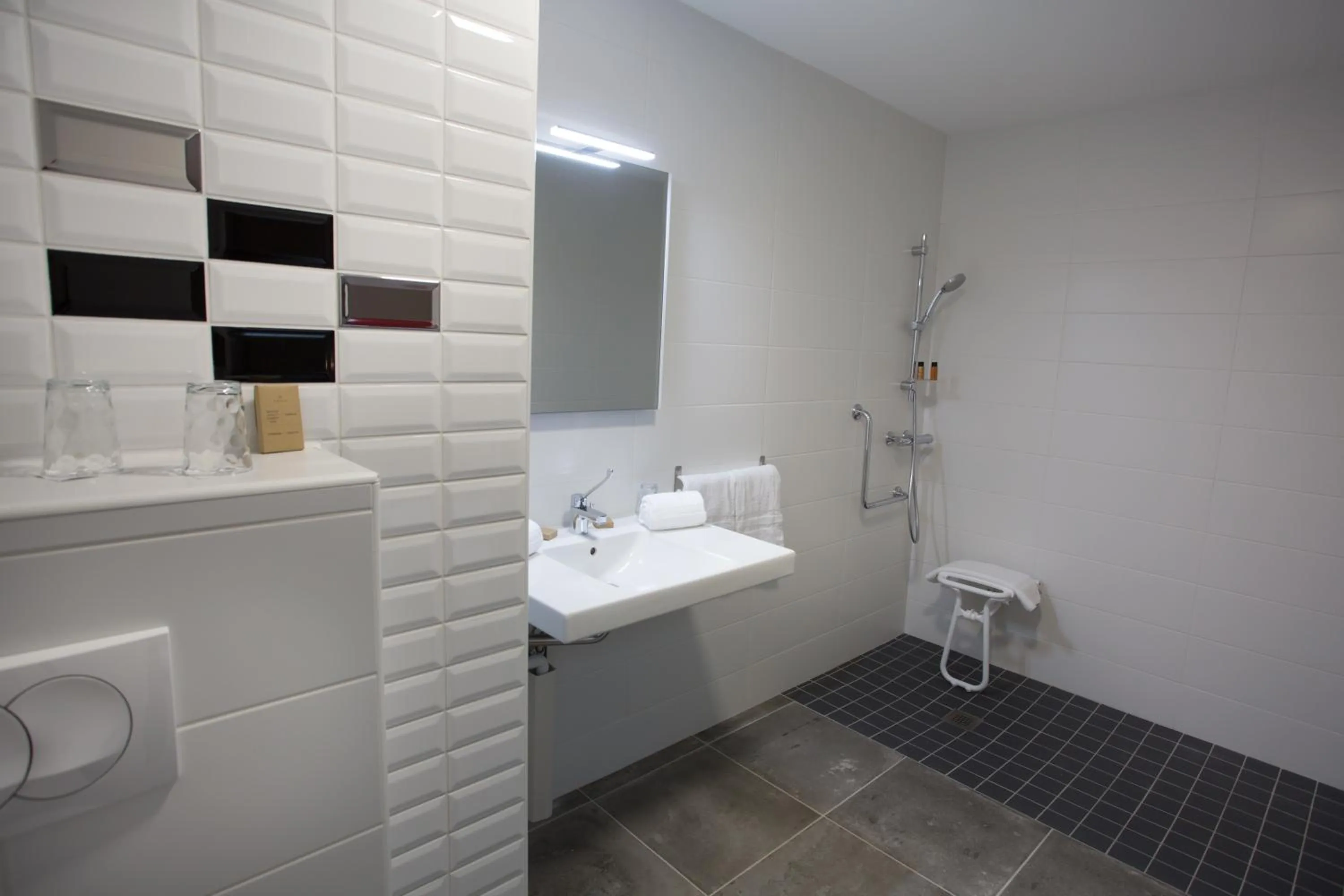 Shower in Hôtel La Fabrique