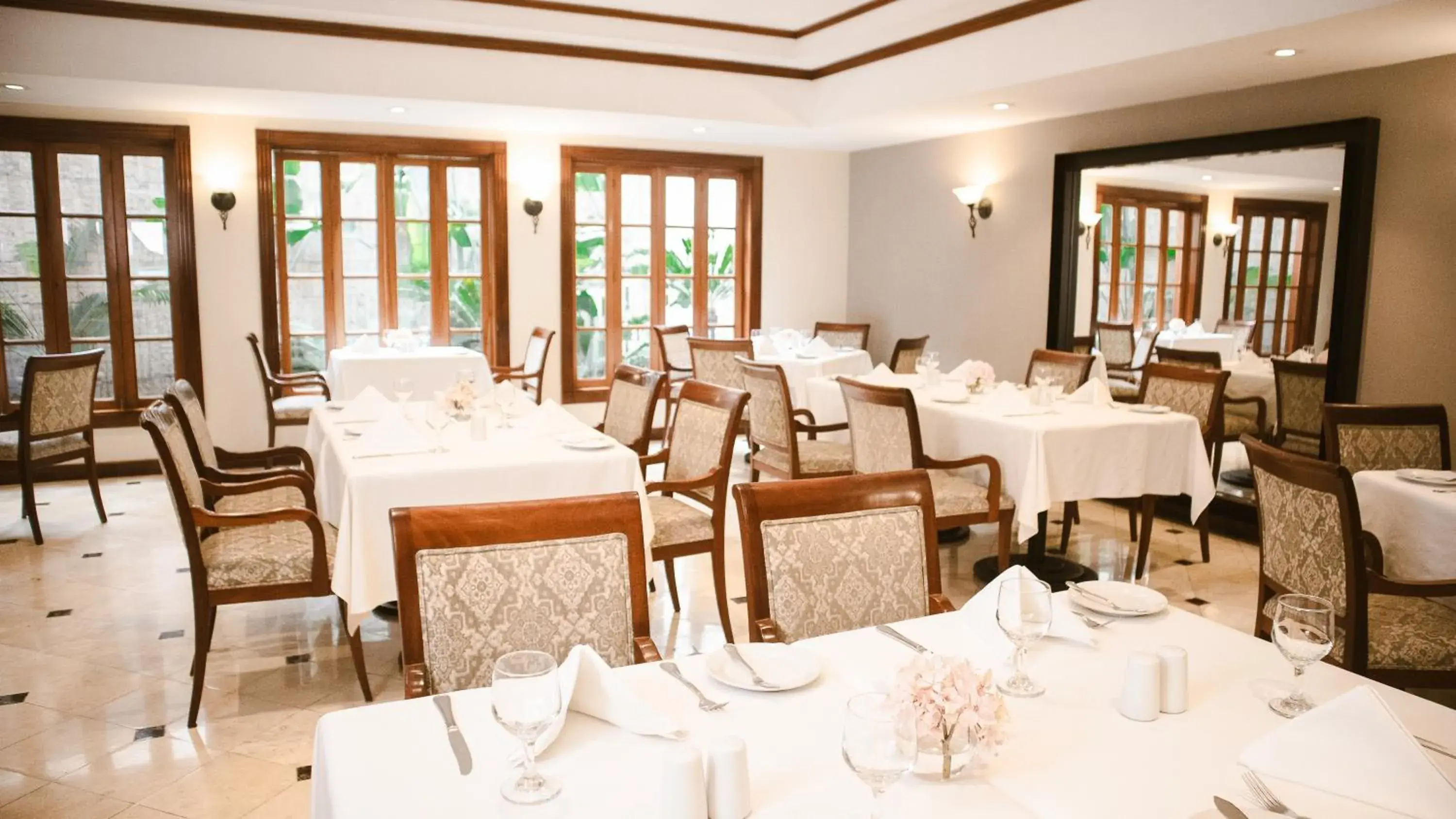 Restaurant/places to eat in Los Tallanes Hotel & Suites Restaurant/places to eat in Los Tallanes Hotel & Suites