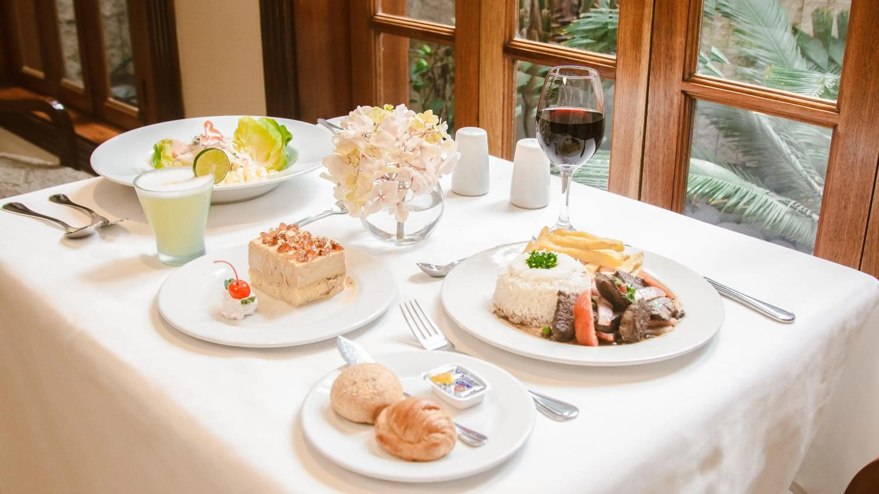 Restaurant/places to eat in Los Tallanes Hotel & Suites