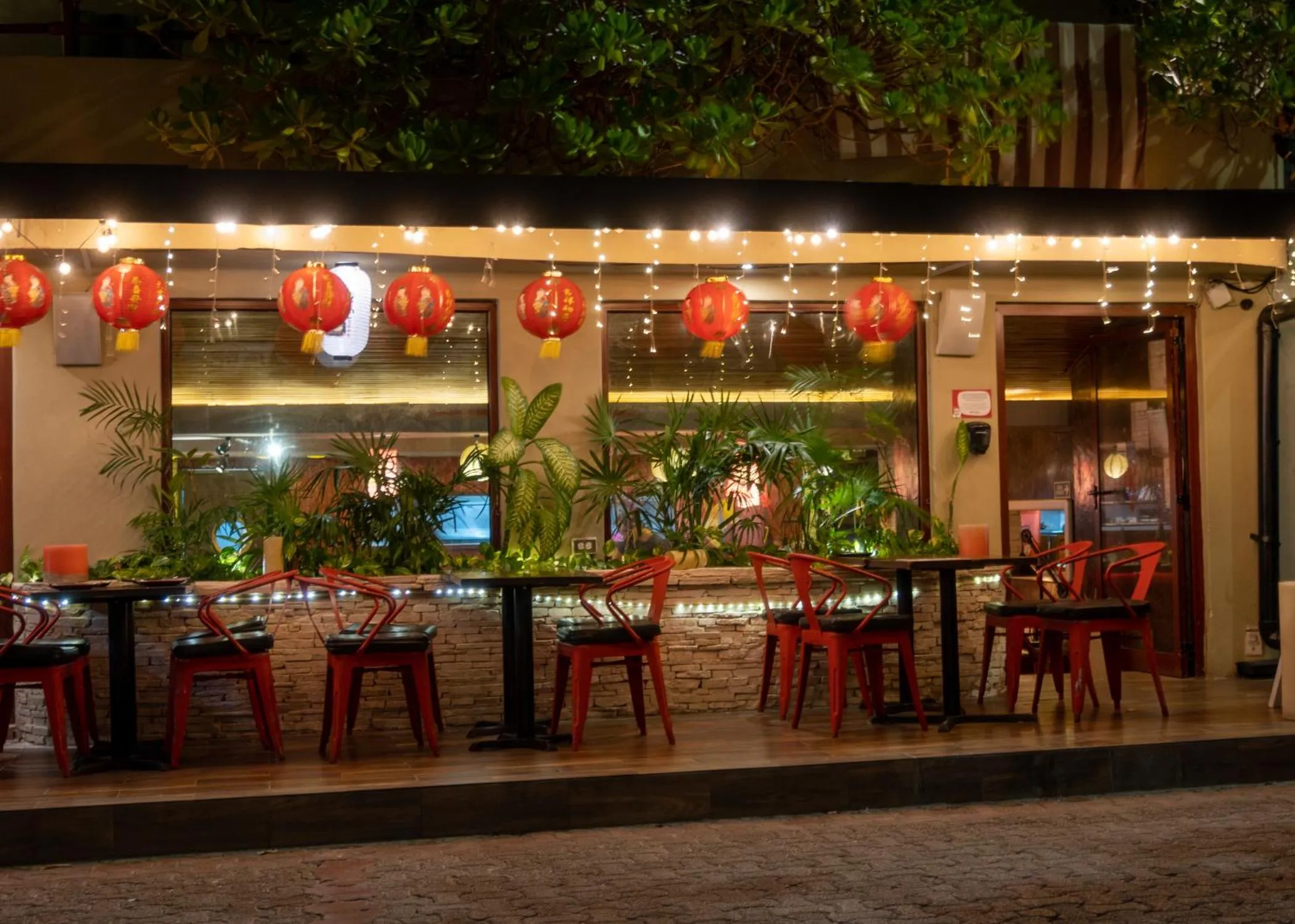 Restaurant/places to eat in Maya Villa Condo Hotel and Beachclub