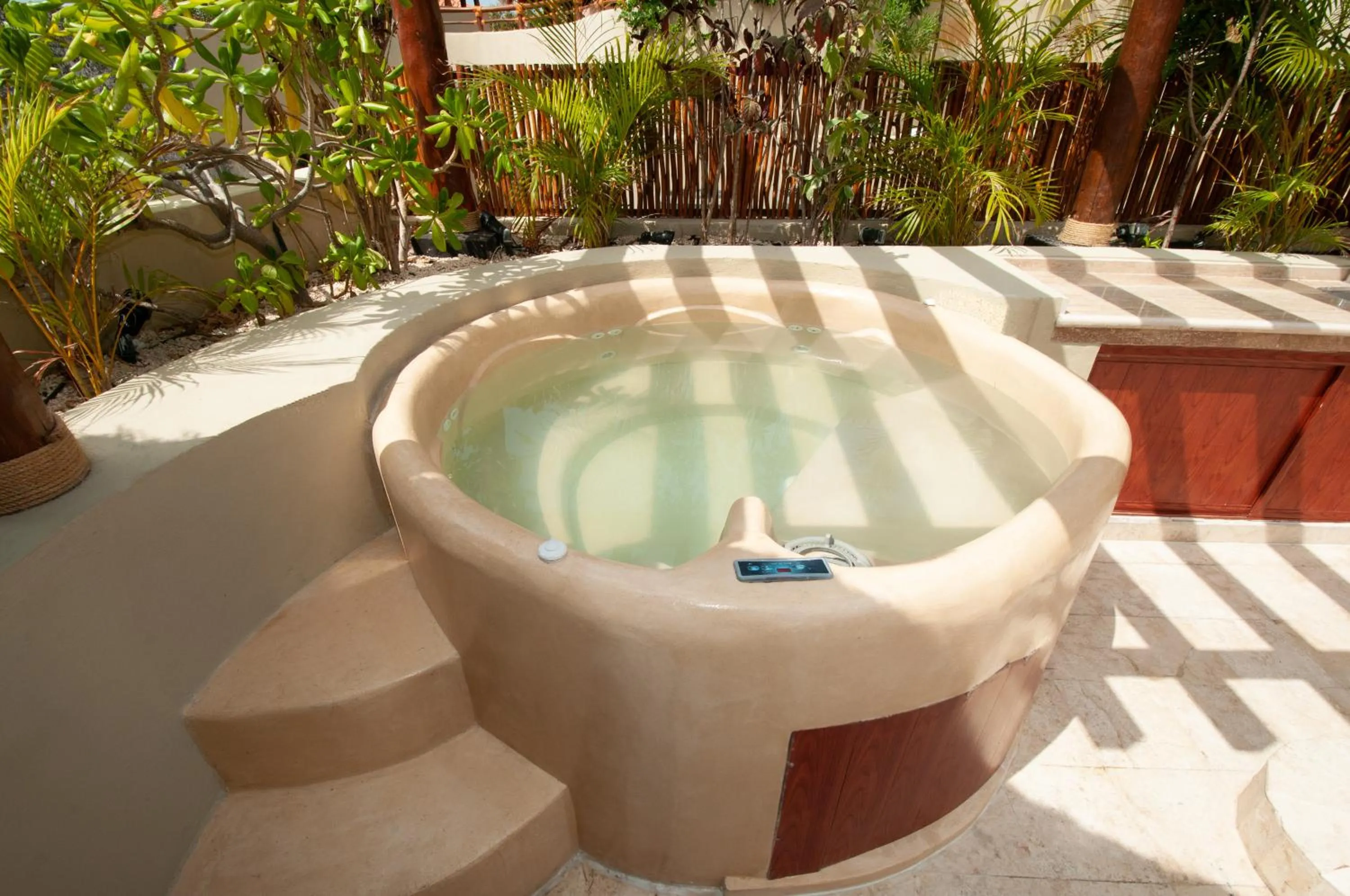 Hot Tub in Maya Villa Condo Hotel and Beachclub