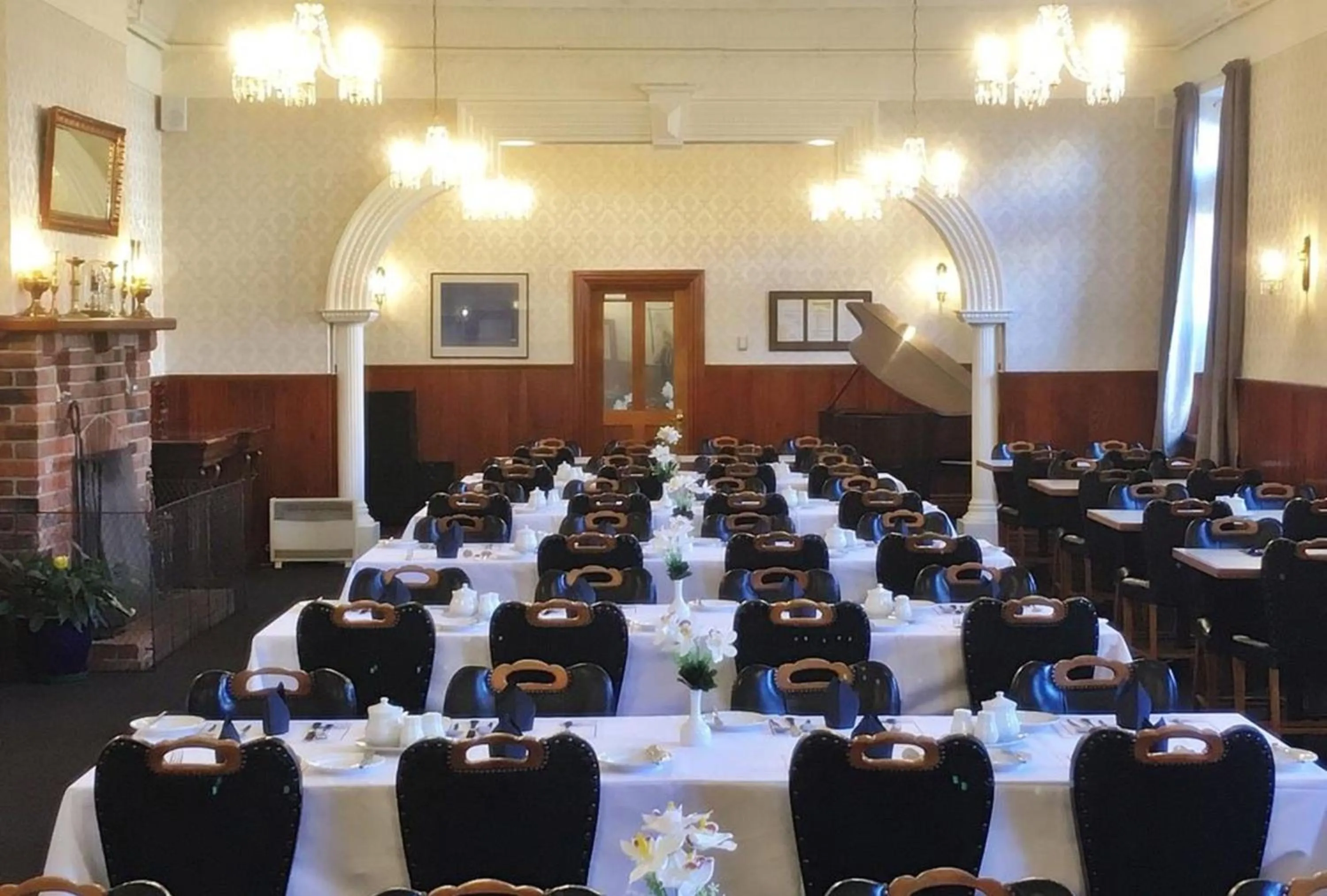 Restaurant/places to eat in Leviathan Hotel