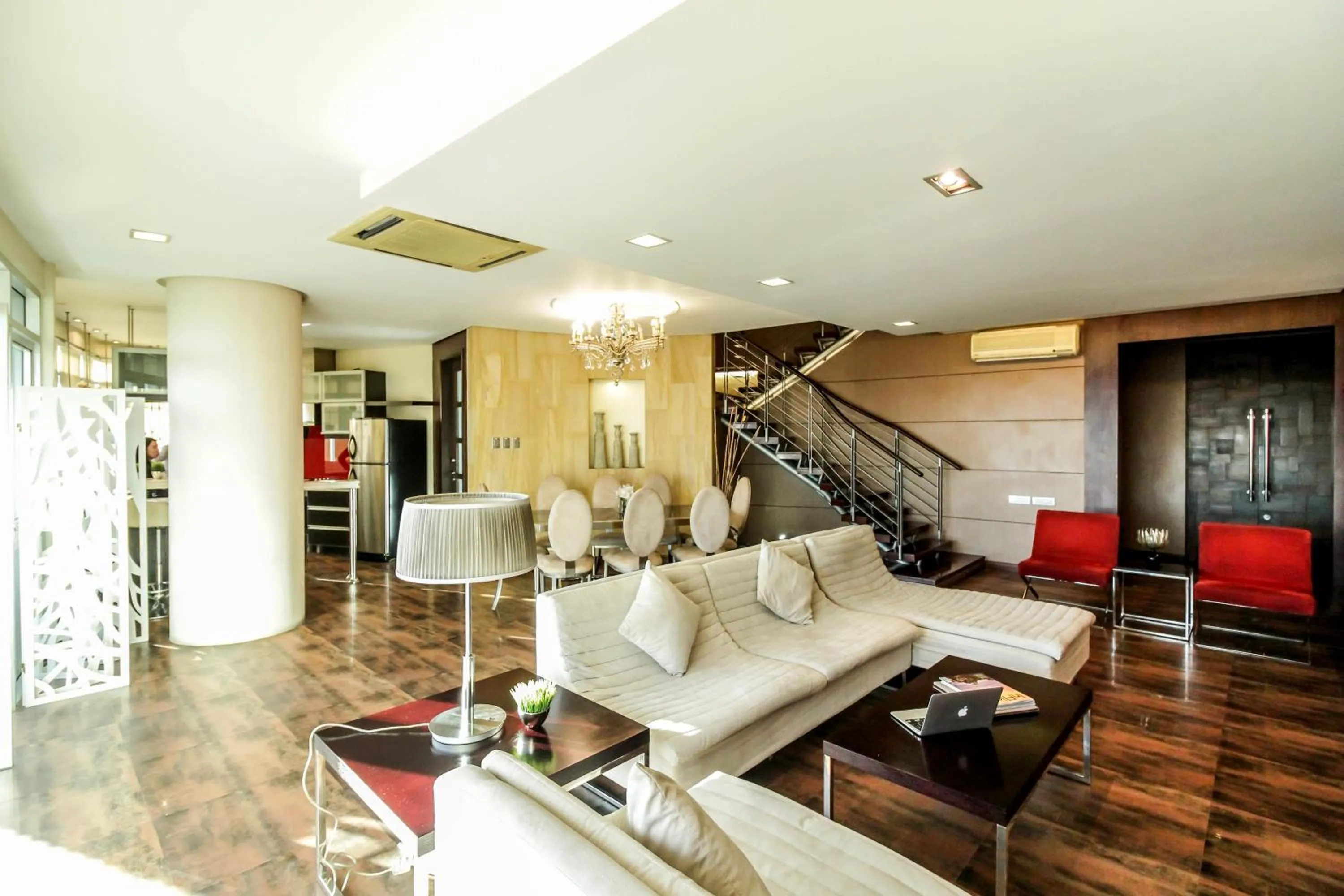 Living room in Greenhills Elan Hotel Modern - Newly Renovated