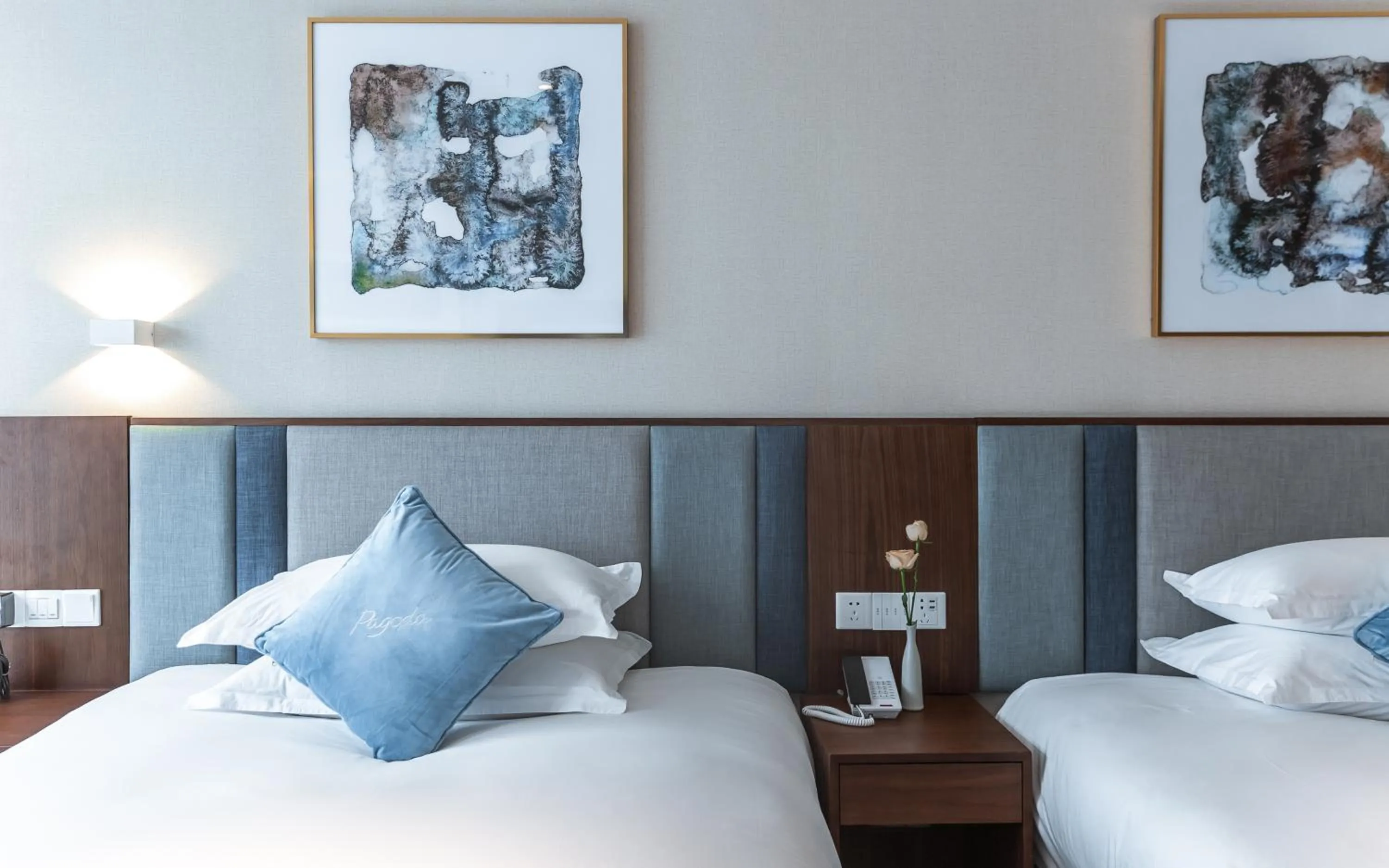 Bed in Pagoda Hotel Hangzhou West Lake Wulin - City Center and Family Friendly