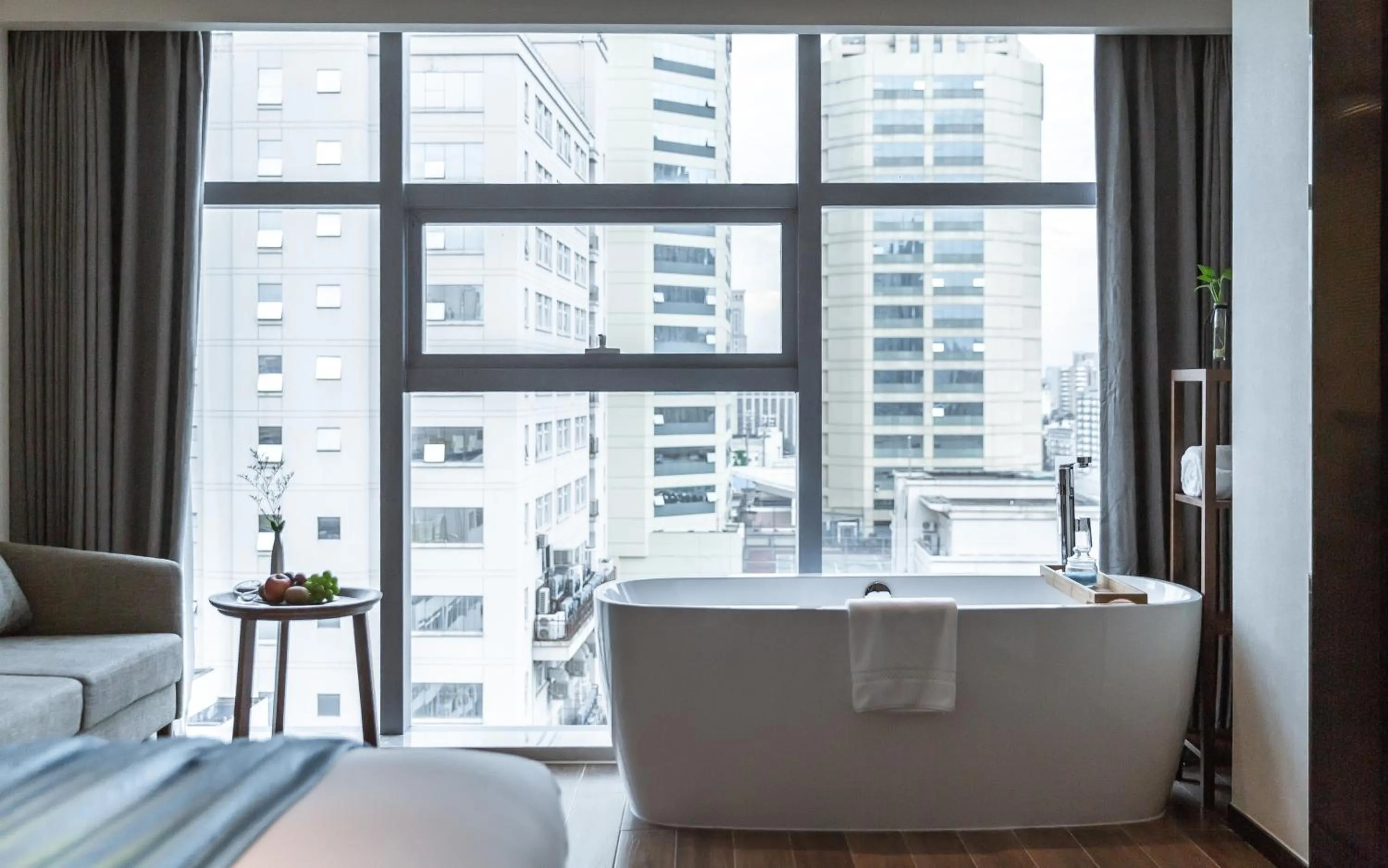 Bath, Bed in Pagoda Hotel Hangzhou West Lake Wulin - City Center and Family Friendly