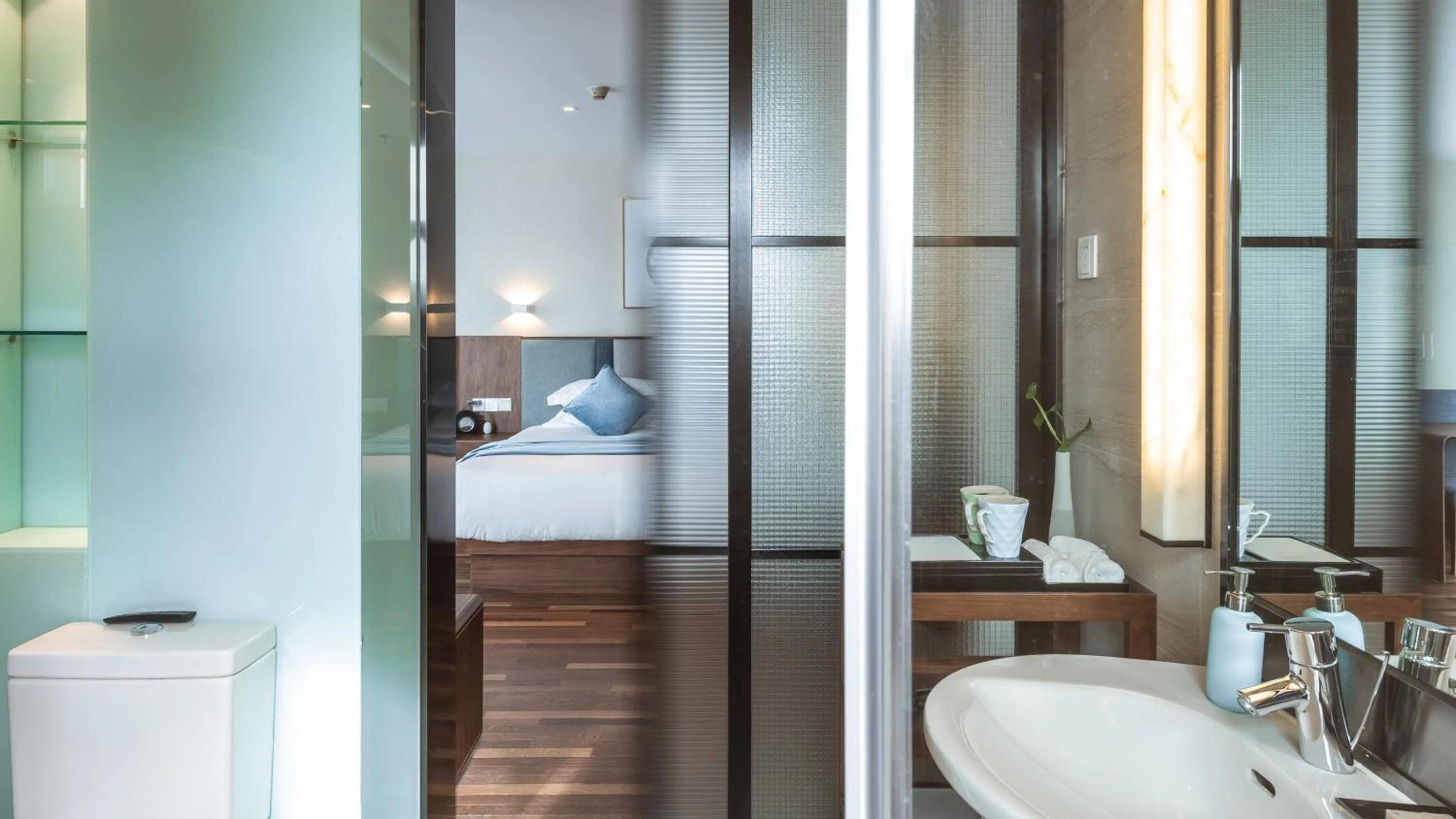 Toilet, Bed in Pagoda Hotel Hangzhou West Lake Wulin - City Center and Family Friendly