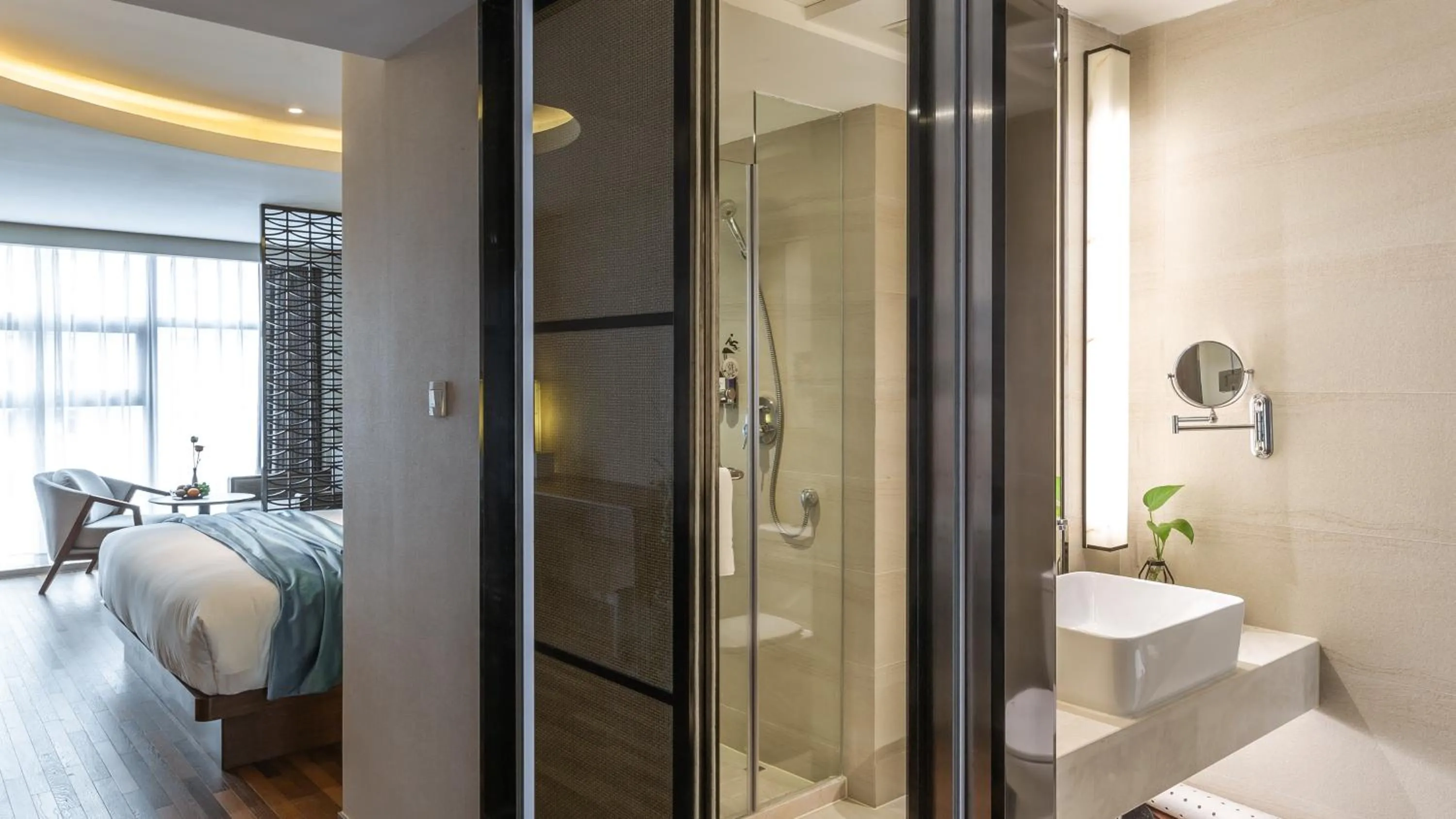 Bathroom, Bed in Pagoda Hotel Hangzhou West Lake Wulin - City Center and Family Friendly