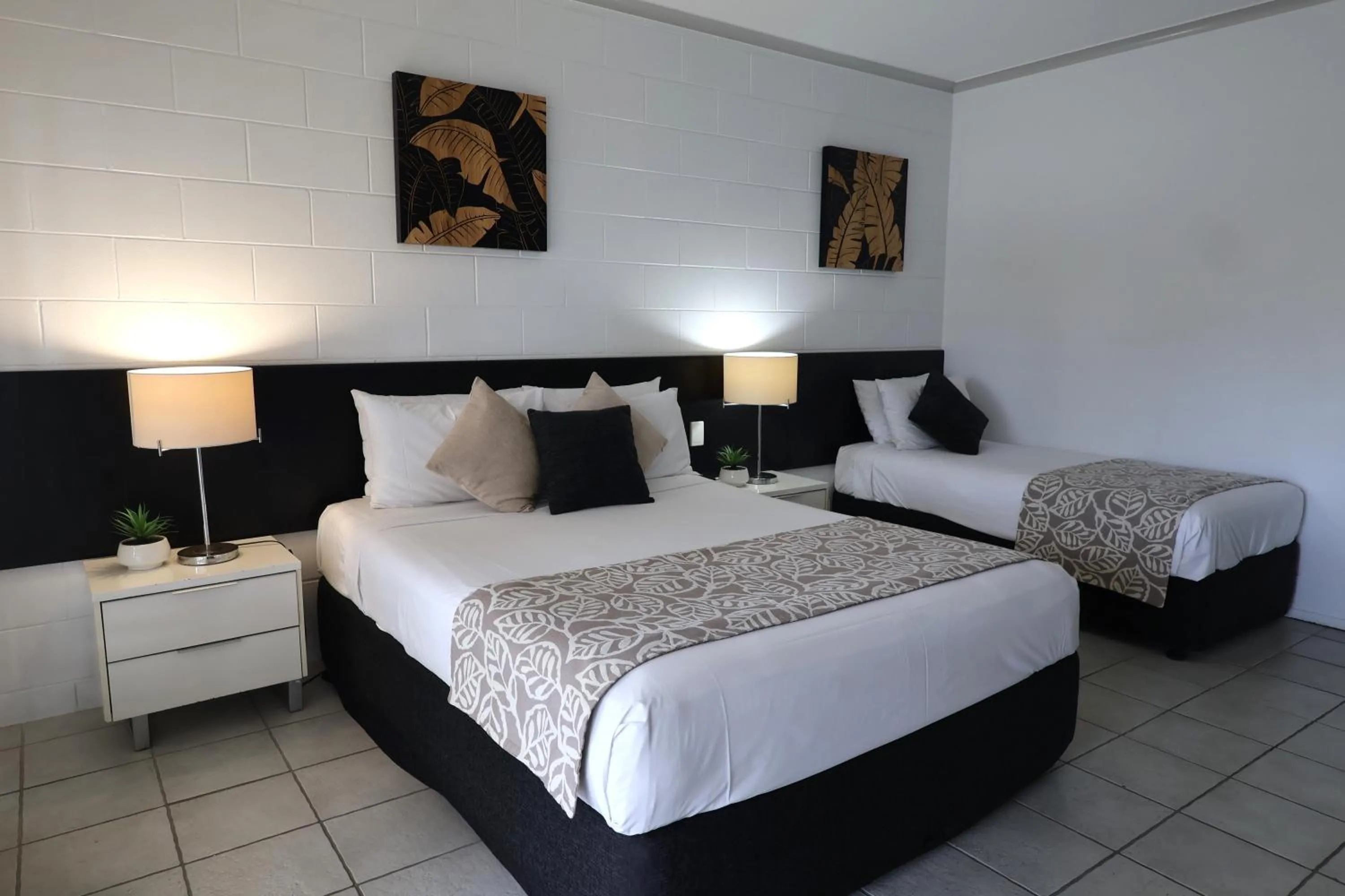 Bed in Colonial Palms Motor Inn