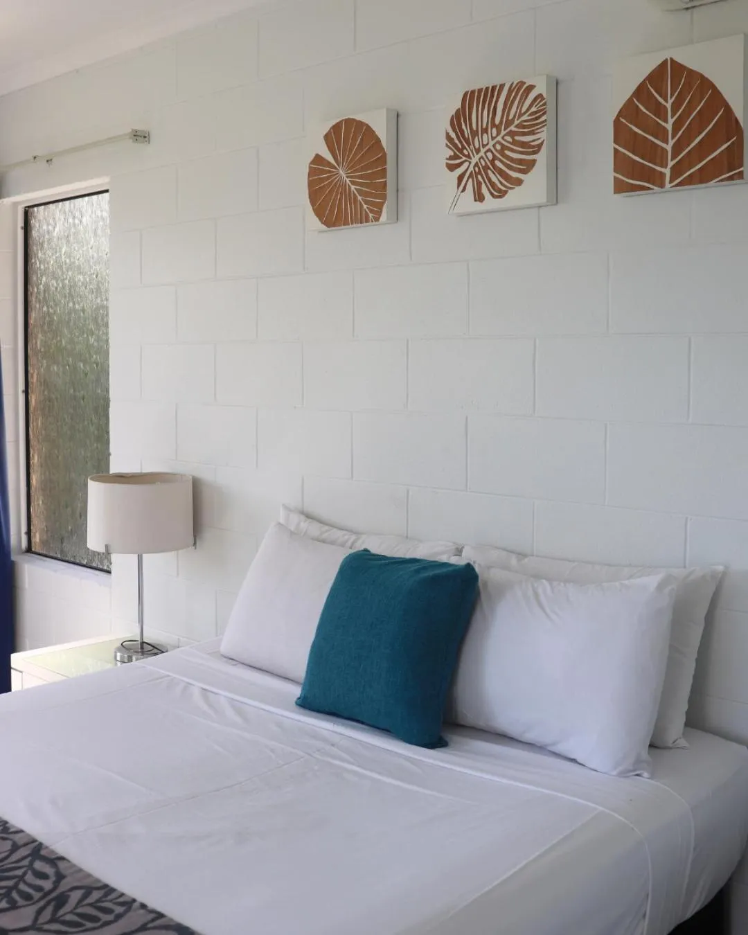 Bed in Colonial Palms Motor Inn