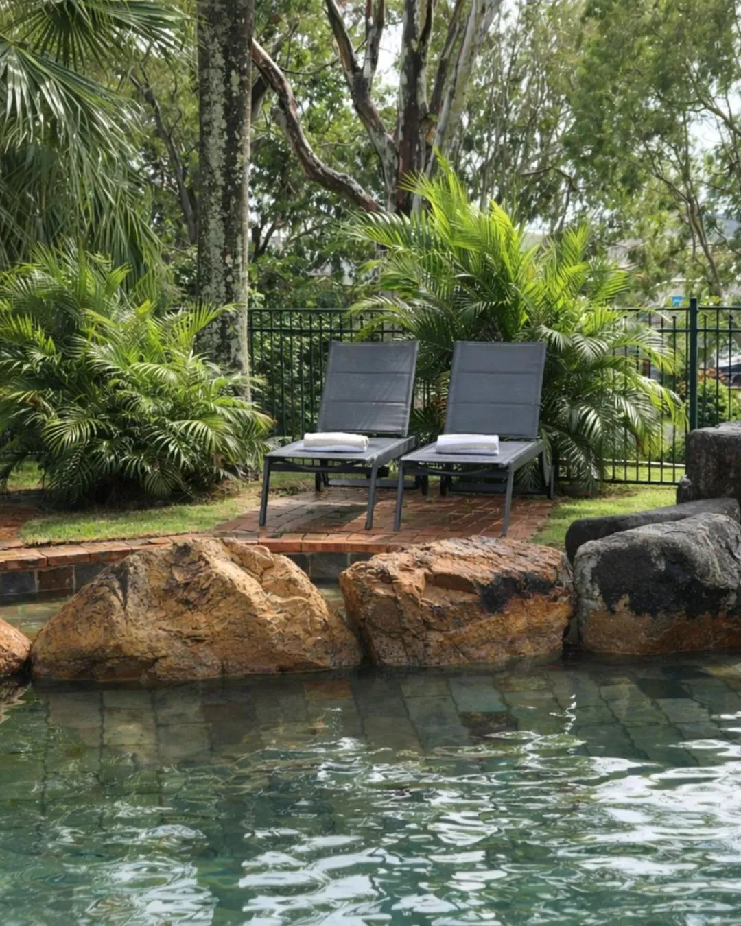 Swimming pool in Colonial Palms Motor Inn