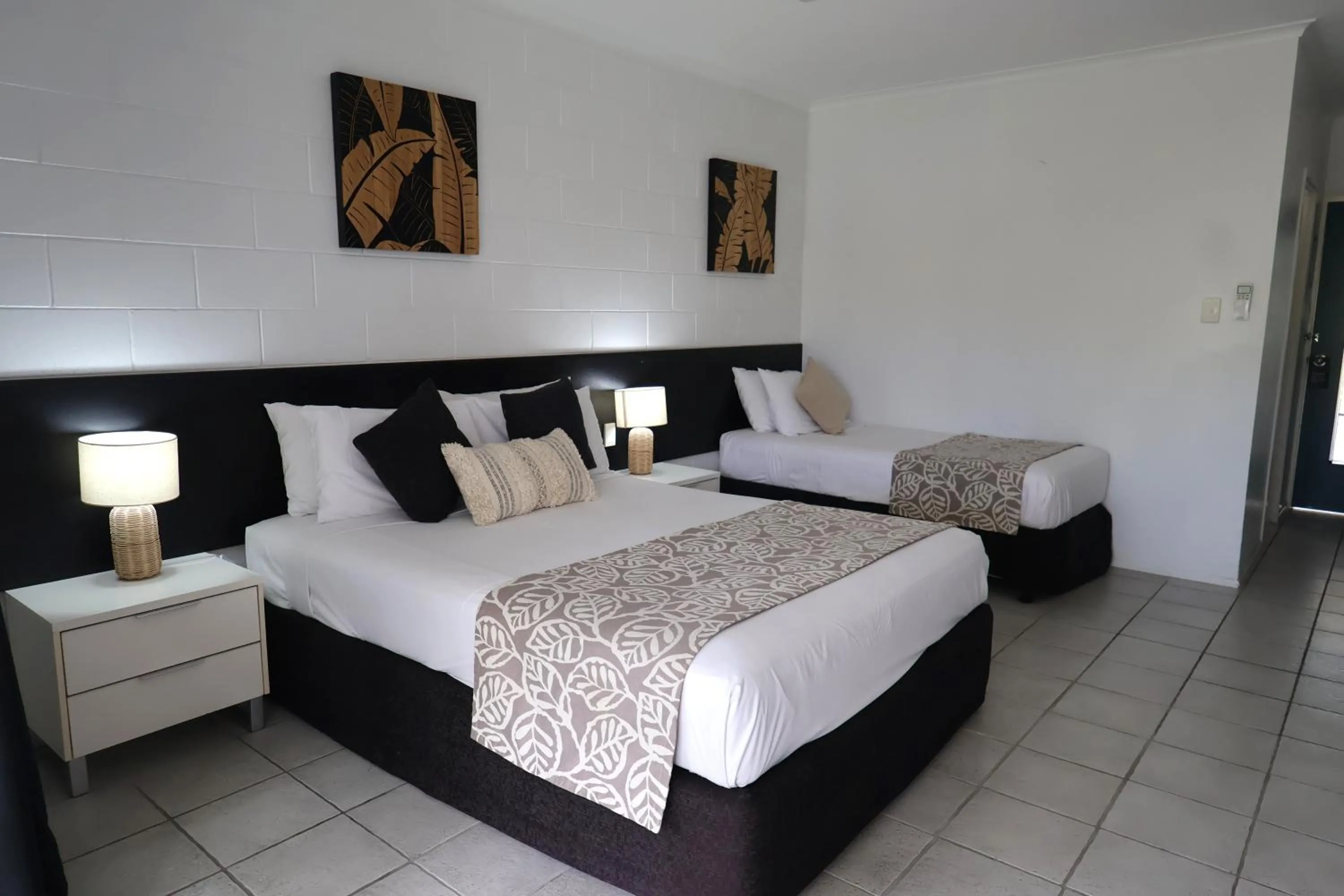 Bed in Colonial Palms Motor Inn